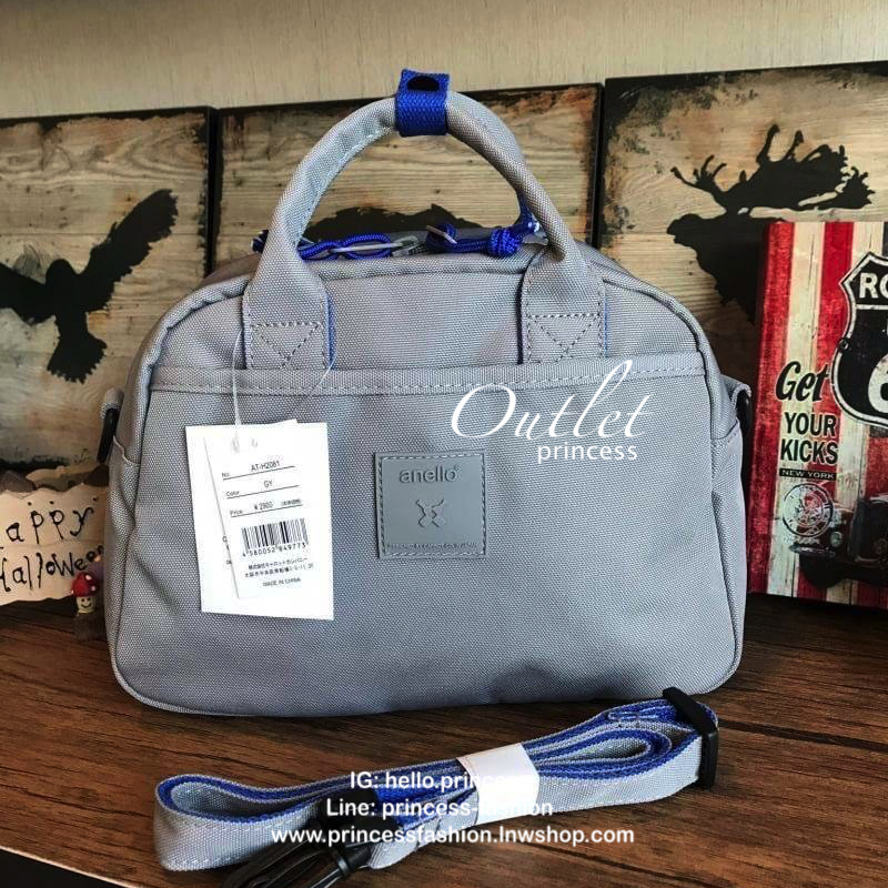 Anello 2Way mini boston Bag คอลเลคชั่นสีทูโทนสดใสต้อนรับลมร้อน กับกระเป๋าถือหรือสะพายข้าง วัสดุผ้าแคนวาสตัดสีทูโทน ที่หูจับมีตัวล้อคสาย มีฐานกว้างตั้งอยู่ทรง เหมาะกับการใช้งานที่สะดวกสบาย มีช่องใช้งานทั้งภายในและภายนอก ใส่ได้ทั้งกระเป๋าสตางค์ทรงยาว มินิไอ