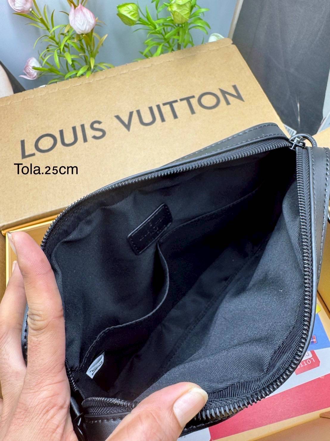 LV Trio Messenger bag Monogram-embossed กระเป๋าสะพายทรงแมสเซ็นเจอร์ ดีไซน์ทันสมัยในโทนสีสปอร์ต สีดำสุดคลาสสิกไฮคลาสอย่างลง ไอเท็มที่หนุ่มๆต้องไม่พลาด