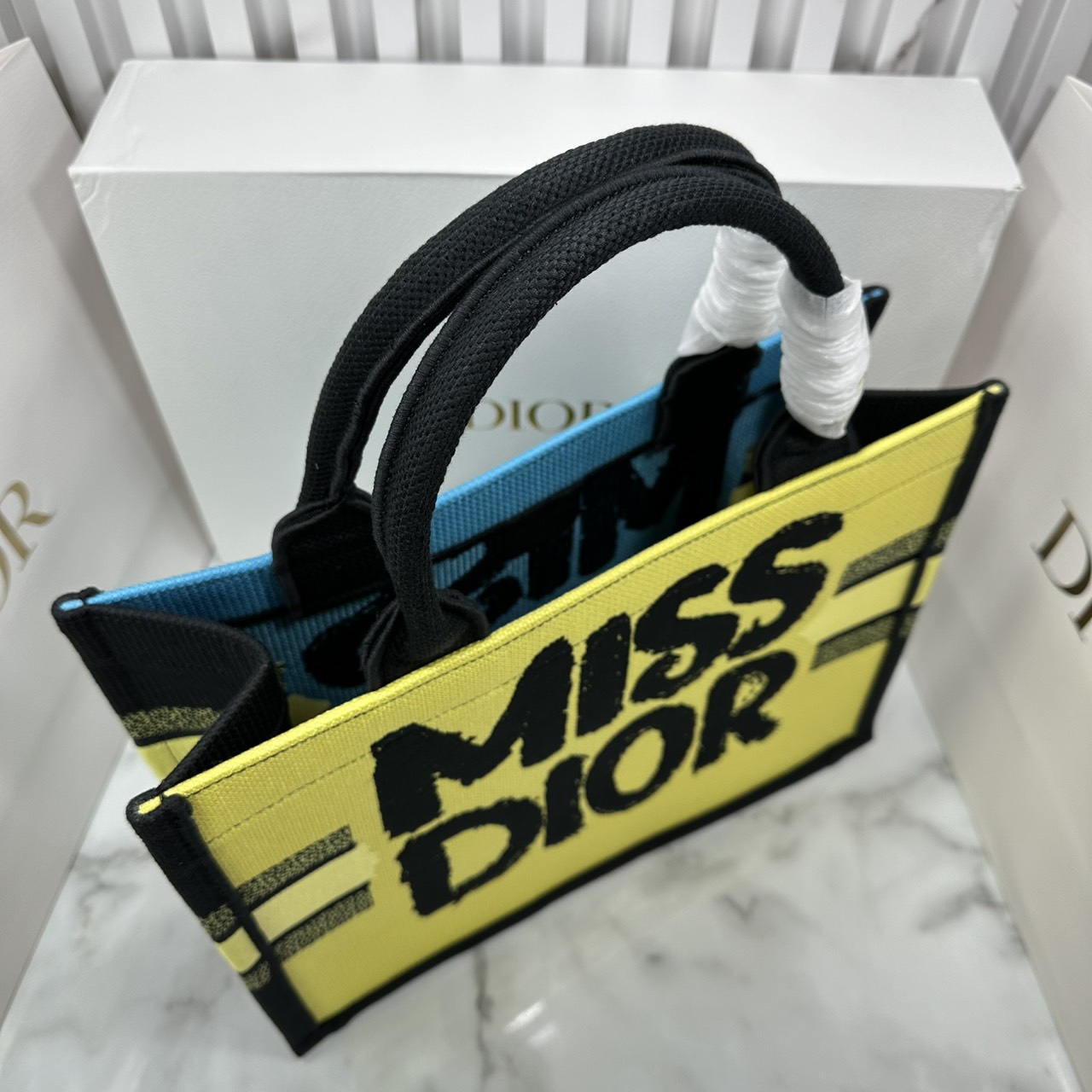 ORI หนังแท้ | ORI หนังแท้ | Dior BookTote Yellow-Blue Miss Dior Embroidery Tote Bag กระเป๋าทรงโท้ทคอลใหม่ โทนสีสดใสคลาสสิก สวยงามและหรูหรา