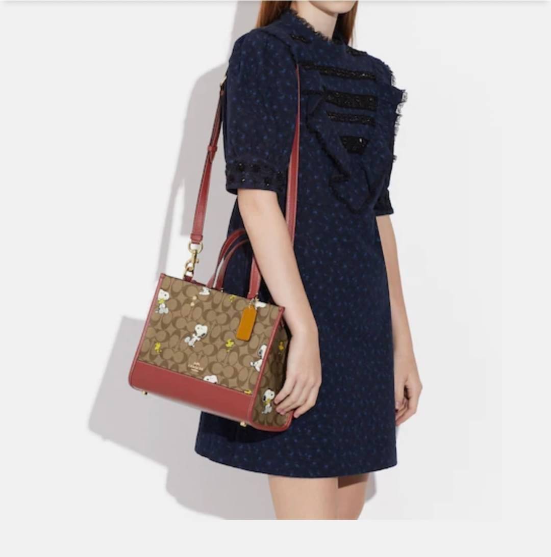 Coach X Peanuts Dempsey Carryall In Signature Canvas With Snoopy Woodstock Print CE862 คอลเลคชั่นใหม่ น่ารักเกินต้านไปมาก!! กับกระเป๋าทรงโท้ท ไซส์ใหญ่ ดีไซน์ลวดลายการ์ตูนยอดฮิต ที่ใครๆก็ต้องรู้จัก พิมพ์คมชัดลงบนหนังแคนวาส ตัดสลับด้วยหนัง pepble เพิ่มดีเทล