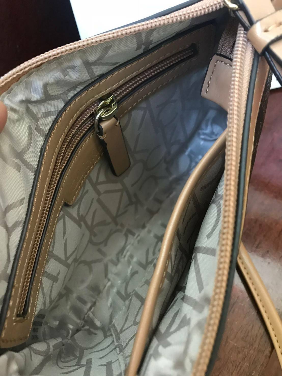 Calvin klein mini crossbodyBag กระเป๋าสะพายทรงครอสบอดี้ มีลายแบรนด์เป็นซิกเนเจอร์รอบใบทั้งภายในและภายนอก เปิดปิดด้วยซิปเดียวใช้งานง่าย ใบมินิน่ารัก ใส่ธนบัตร บัตรต่างๆ เครื่องสำอางค์ของจุกจิกได้ ต้องมีสะพาย นับเป็นตัวเลือกที่น่าสนใจสำหรับคนที่กำลังมองหากร