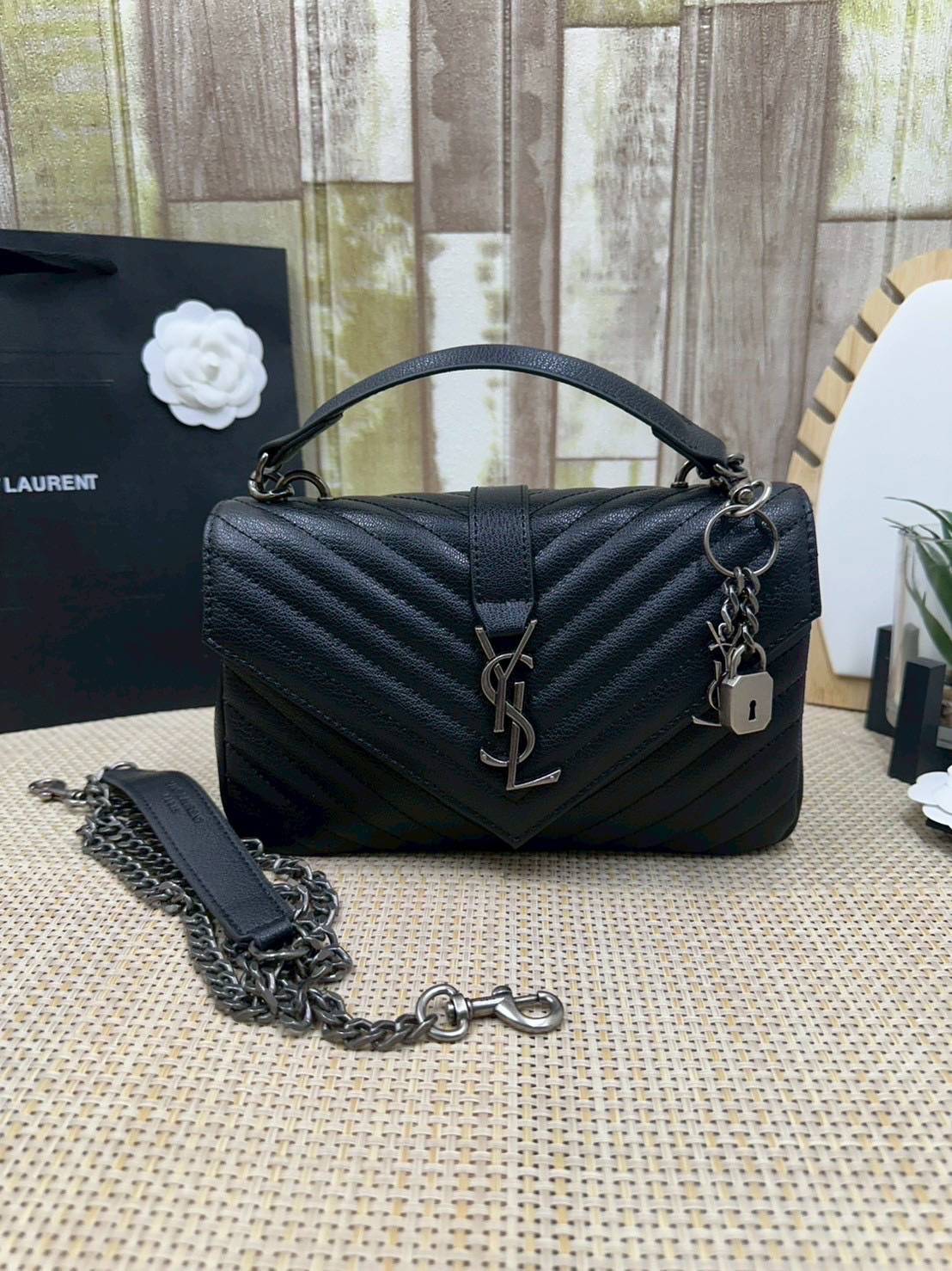 ORI หนังแท้ | YSL COLLEGE MEDIUM IN QUILTED LEATHER 25cm กระเป๋าสะพายทรงสวยสุดหรู ดูติดแกลมสุดๆ โดดเด่นด้วยโลโก้ด้านหน้า เพิ่มดีเทลความผู้ดี ไม่เคยผิดหวังจริงๆ!!