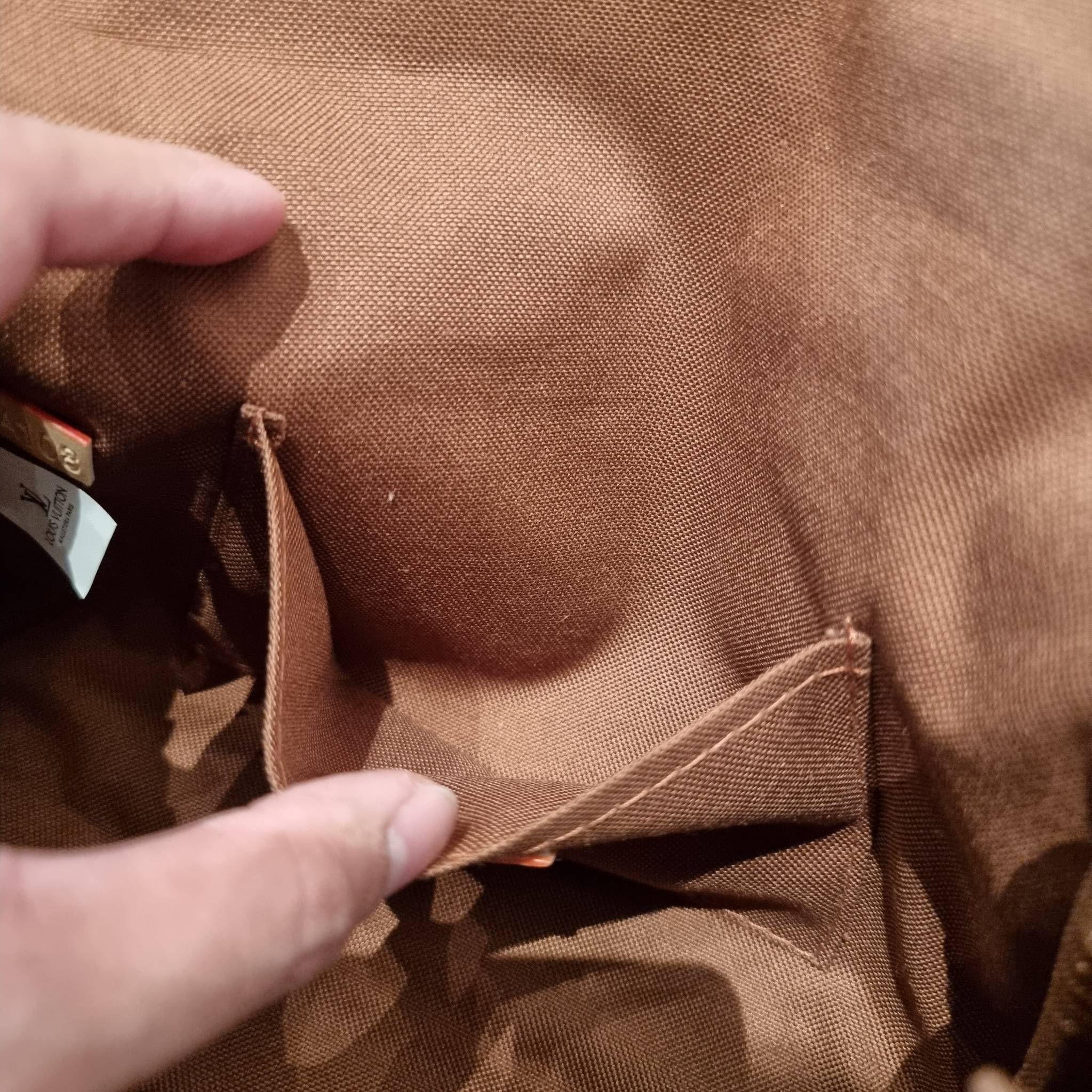 LV CROSSBODY CHAIN BAG rare item!! วัสดุหนังแคนวาส คมชัด หรู เปิด-ปิดกระเป๋าด้วยแถบแม่เหล็ก ภายในเป็นช่องโล่ง ใส่ของใช้สำคัญได้สบายๆ มือถือ พาวเวอร์แบงค์ เครื่องสำอางค์ ของจุกจิกได้หมดจ้า มาพร้อมสายสะพายโซ่ และสายสะพาย crossbody ถอดออกได้ พร้อมเสิร์ฟความส