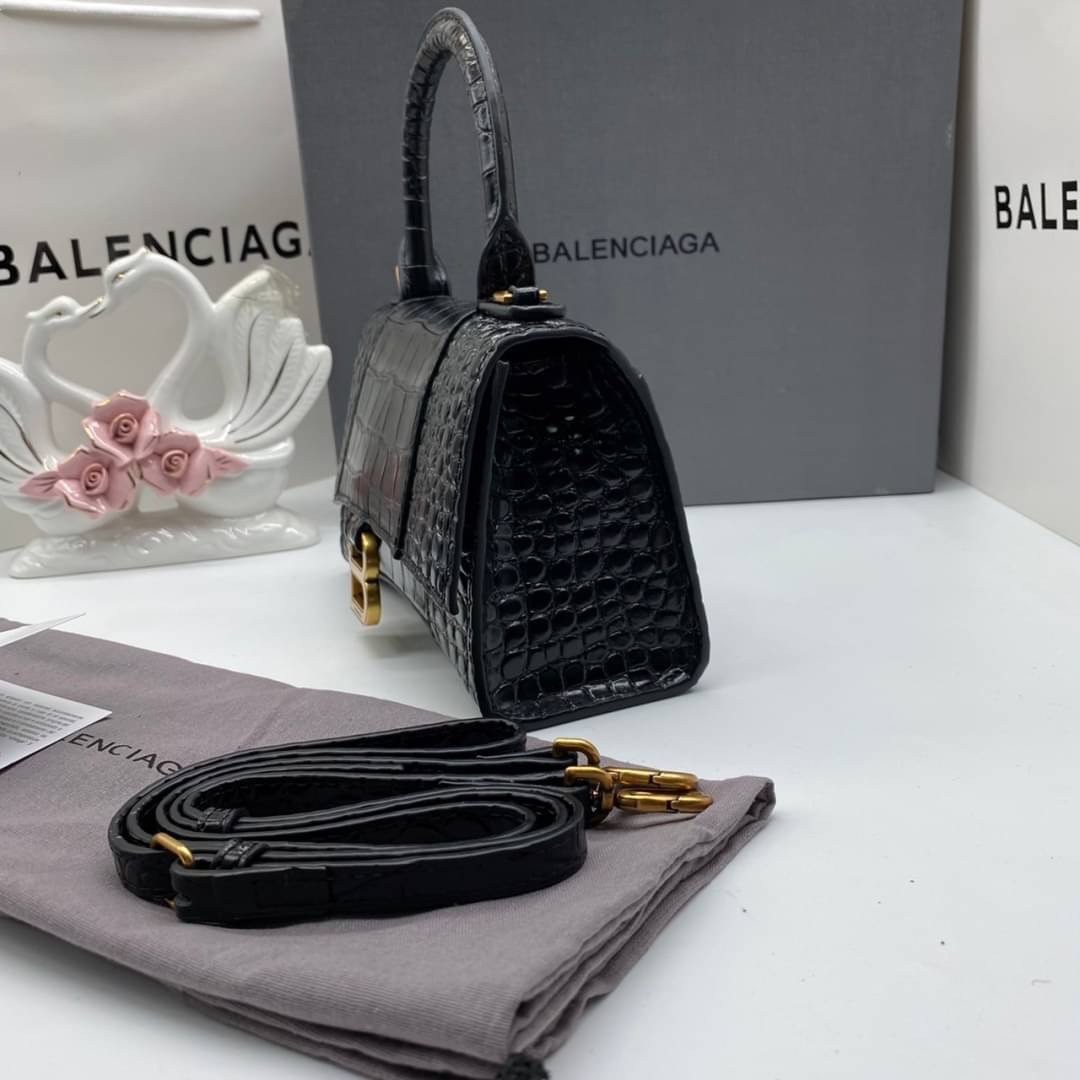 หนังแท้ BALENCIAGA HOURGLASS TOP HANDLE XS Shiny crocodile embossed calfskin การสร้างสรรค์ที่มีเอกลักษณ์เฉพาะตัว หรูหรา โทนสีโดดเด่น วัสดุหนังแท้ลายจระเข้ ภายในโล่งกว้างหนังแนปป้าอย่างดี เกรดออริจินอล ตอบโจทย์ได้ทุกลุค ทุกไลฟ์สไตล์ ภาพสินค้าถ่ายจากงานขายจ