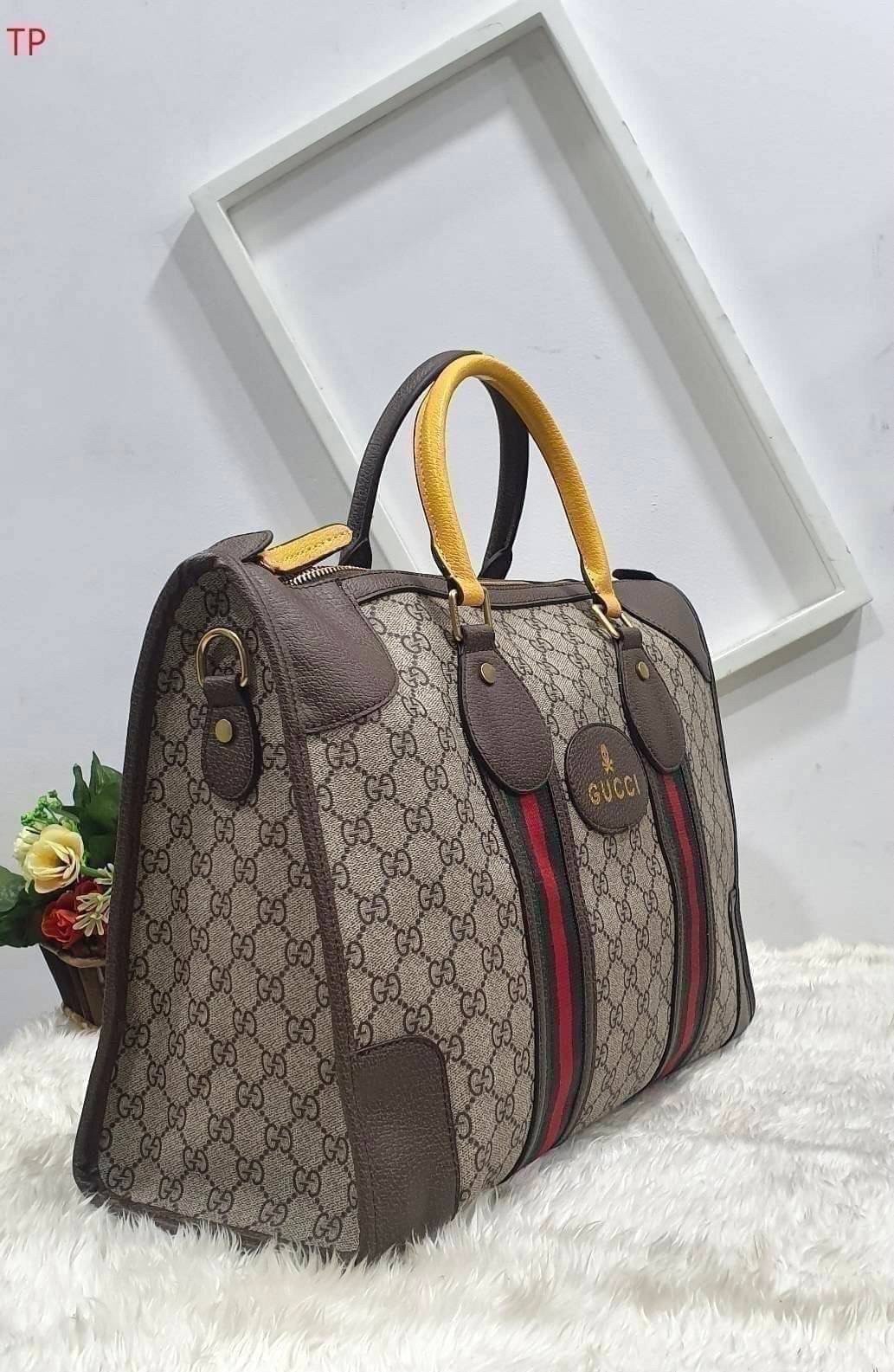 GUCCI Neo Vintage Monogram Travel Bag / Gucci Duffle bag กระเป๋าเดินทางใบใหญ่ มาพร้อมสายสะพายที่สามารถถอดได้ ให้คุณเลือกสะพายไหล่หรือถือได้