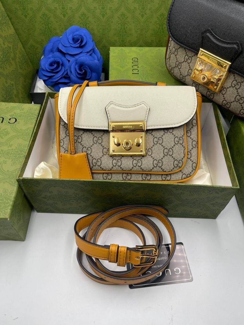 VIP GIFT 】หนังแท้ GUCCI mini Padlock bag GG Supreme canvas หนึ่งในแบรนด์เนมยอดฮิตระดับโลกที่สายแฟชั่นตัวจริงต้องมีสักใบในตู้ เพราะเป็นแบรนด์ที่เหล่าบรรดาเซเลปและดาราใช้กันเยอะมาก รุ่นก็เป็นอีกหนึ่งใบที่คุ้มค่าคุ้มราคามากค่ะ ด้วยดีไซน์ที่ใช้งานได้หลายโอกาส
