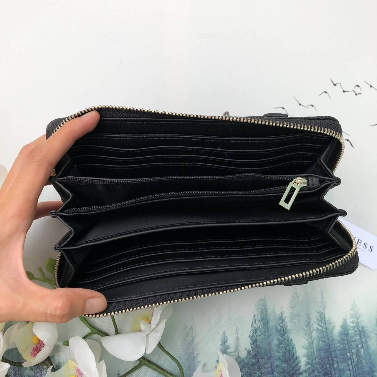 Guess long wallet กระเป๋าสตางค์ใบยาวซิปรอบ วัสดุ pu. เนื้อนุ่ม ภายในมีช่องใส่บัตร ธนบัตร และช่องซิปใส่เหรียญค่ะ