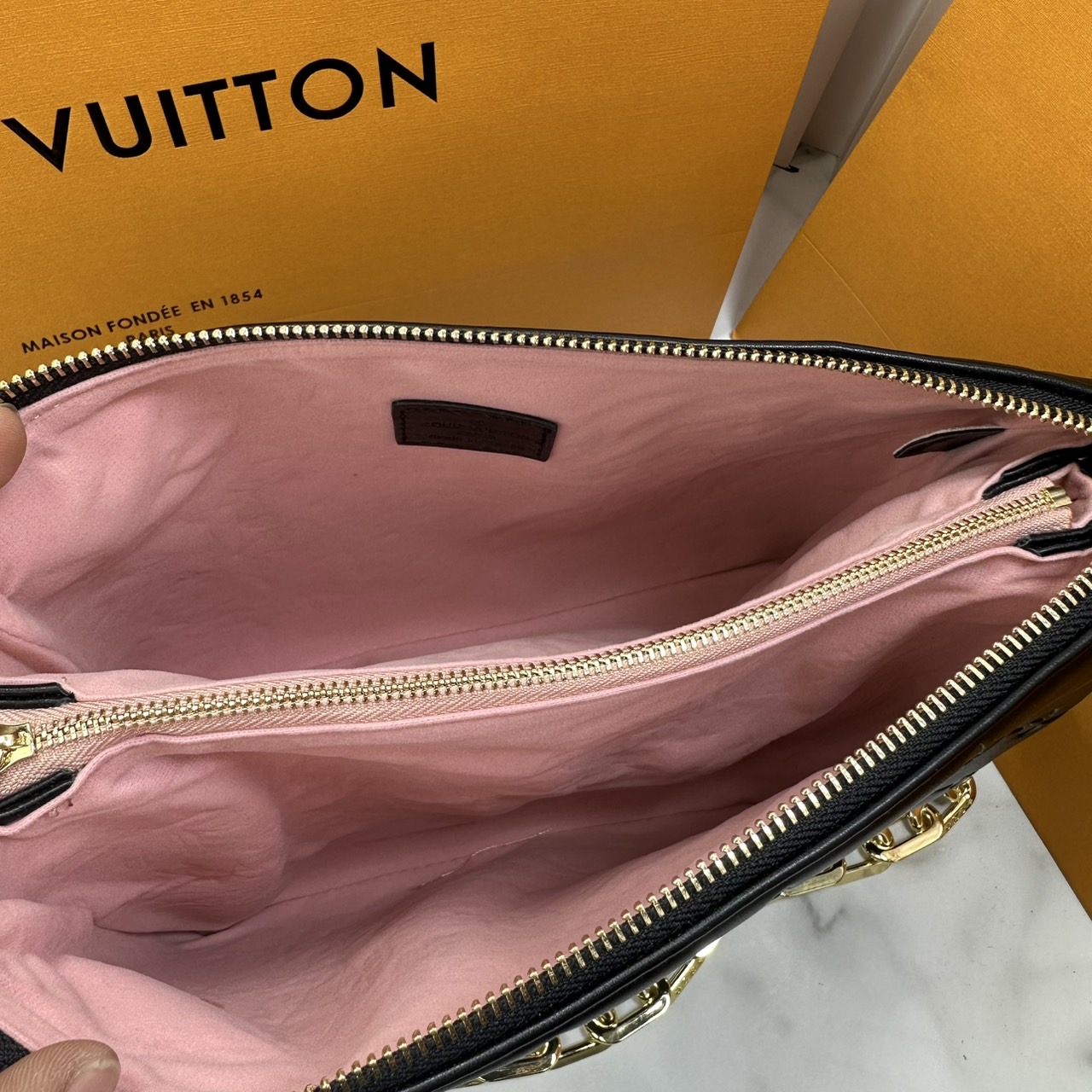 ORI หนังแท้ | LV Coussin PM bag Soft leather with Monogram pattern กระเป๋าถือสะพายไหล่ หรือถือเป็นกระเป๋าคลัทช์ หนึ่งในไอเท็มโดดเด่นจากแฟชั่นโชว์คอลเลกชันประจำฤดูกาล Spring-Summer หนังบุนวม