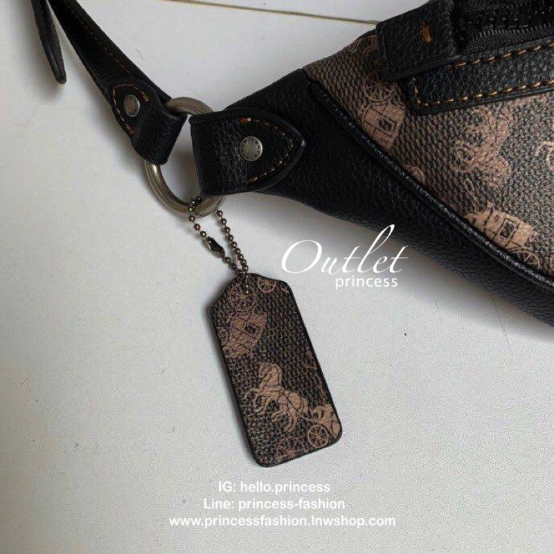 Coach Rivington Belt Bag 7 With Horse And Carriage Print กระเป๋าหนังคาดอกสุดเท่ ขนาดกำลังดี ภายในกว้าง เปิดปิดด้วยซิป ลายโลโก้แบรนด์ ดูคลาสสิคทีเดียว ใช้ได้ทั้งหญิงและชาย พร้อมส่งราคาสุดคุ้มค่ะ