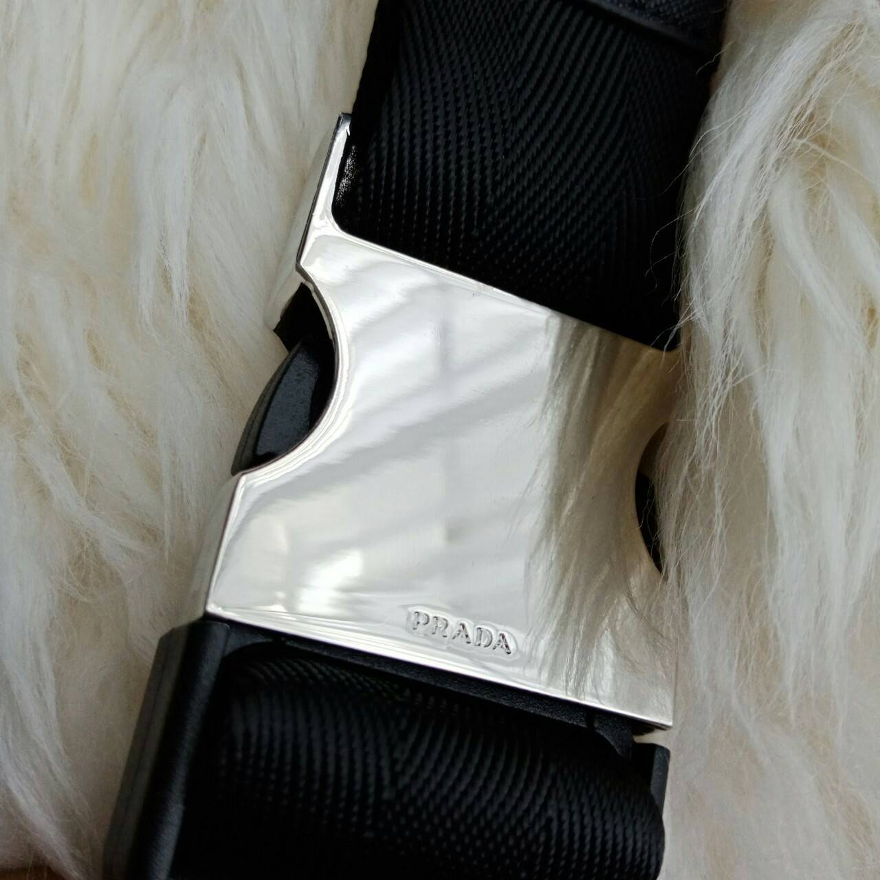 กระเป๋าคาดอก จากแบรนด์ Prada วัสดุทำจากผ้าNylon อย่างหน้า อยู่ทรงสวยเลยคะ ขนาดกะทัดรัด ใส่มือถือ บัตรเครดิต ได้เหลือๆ ด้านหน้ามีช่องซิปแยกให้คะ ด้านในบุผ้าลายแบรนด์อย่างดี มีป้ายโลหะแบรนด์ พร้อมช่องใส่ของแยกอีกด้วยคะ อะไหล่เงินทั้งใบ รุ่นนี้แม่ค้าบอกเลยคะ