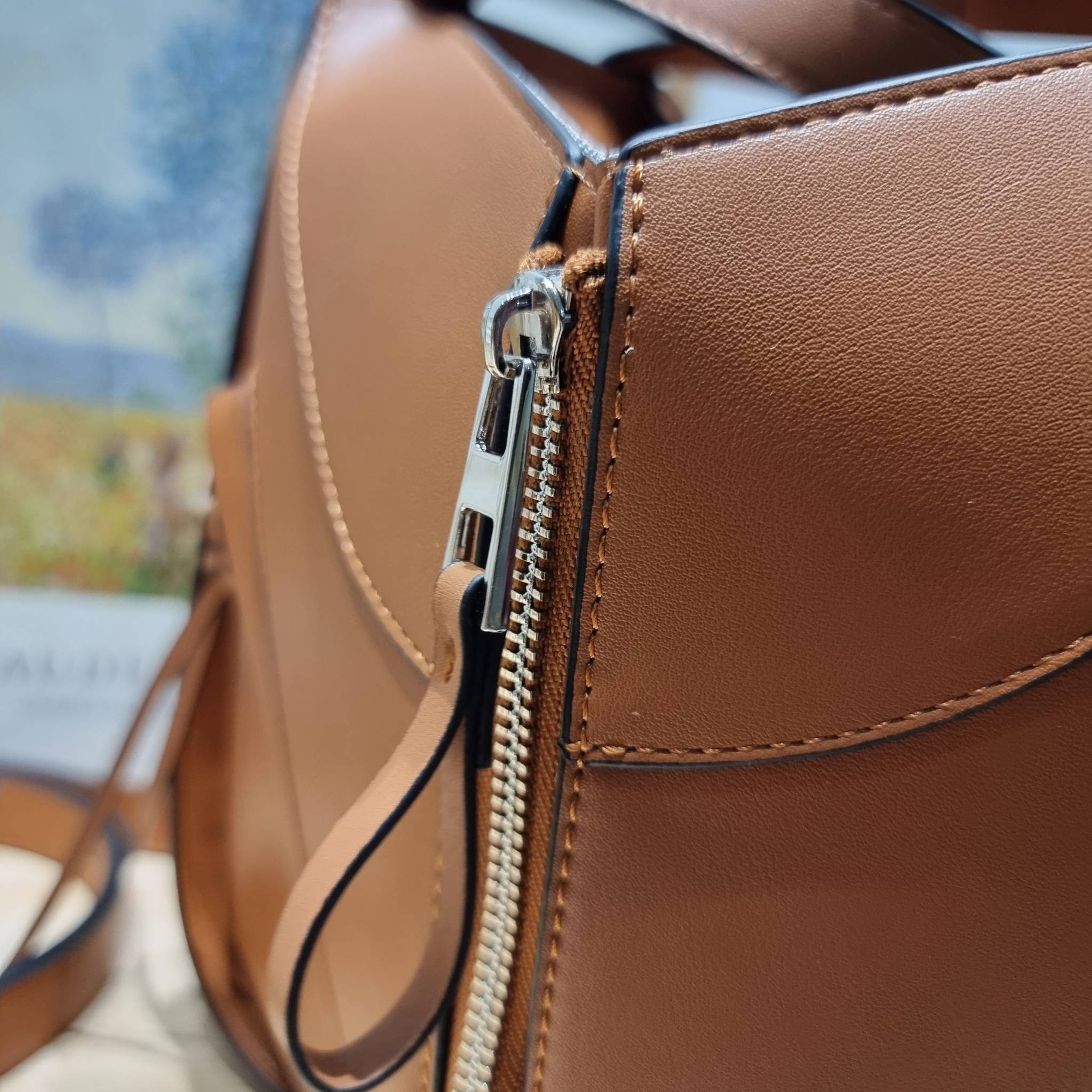 LOEWE SMALL HAMMOCK IN CLASSIC CALFSKIN พร้อมส่ง กระเป๋าสะพายดีไซส์เก๋ สามารถปรับเปลี่ยนรูปทรงได้หลากหลาย มีลูกเล่นทำให้ใช้ได้ไม่มีเบื่อ