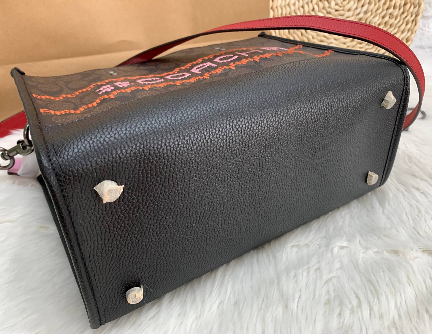 พร้อมส่ง 4ลาย 🌈ไม่มีในช๊อปไทยจร้าา😘 COACH DEMPSEY CARRYALL IN SIGNATURE JACQUARD WITH STRIPE AND COACH PATCH (C2826,C1527,C4113) พร้อมส่งความสวย! คุณภาพจัดเต็มค่ะ กระเป๋าทรงTote วัสดุ Jackquard+หนังแท้ ได้ลงตัวสวยงาม ด้านหน้ามีโลโก้แบรนด์ว