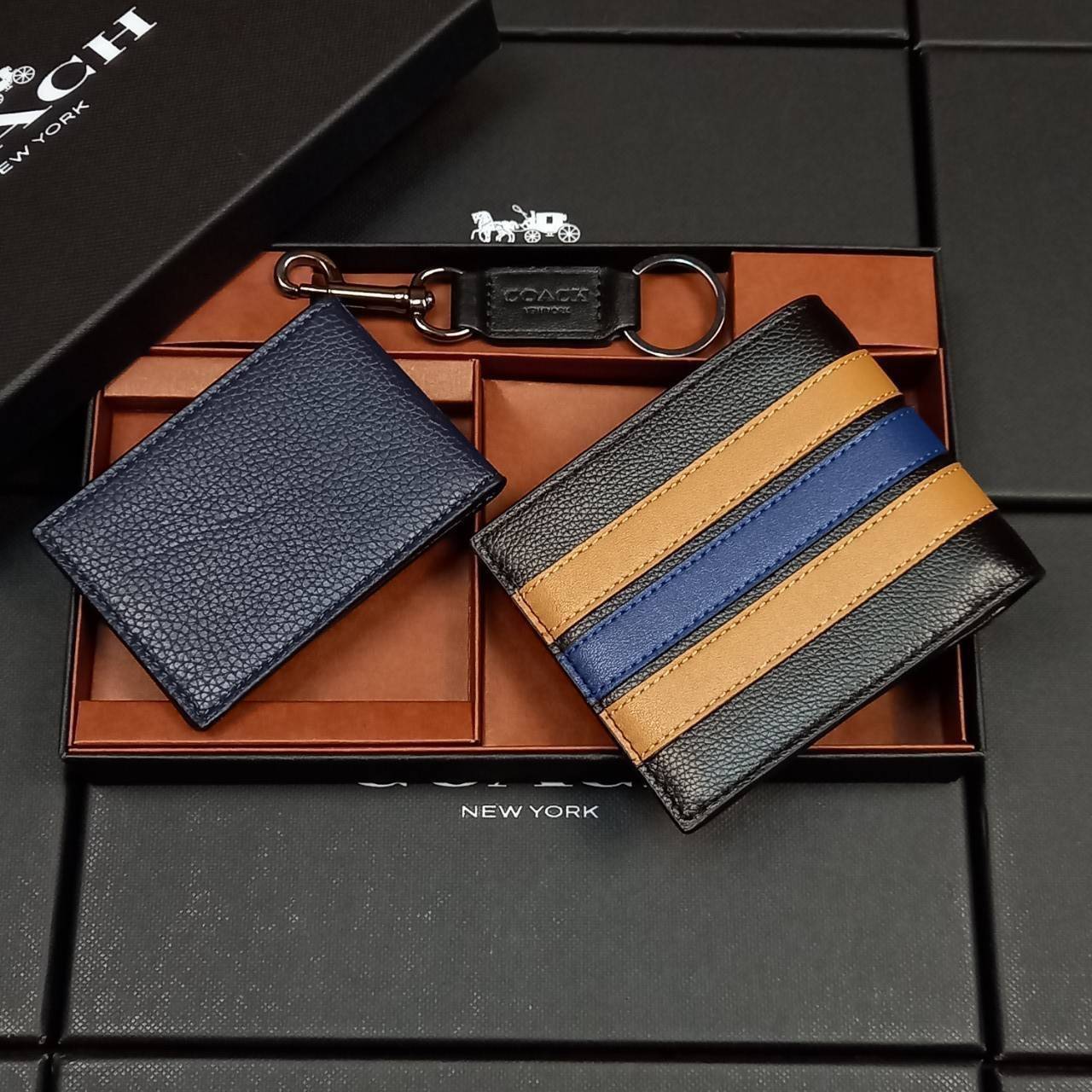 COACH 3-IN-1 WALLET WITH VARSITY STRIPE WITH KEY FOB LIMITED BOX(COACH 3007)🍁กระเป๋าสตางค์ มี ID ใบลูก สำหรับใส่บัตรแยก มีพวงกุญแจ ใช้แล้วดูหล่อสุดๆ🔸️**จะใช้เอง หรือเป็นของขวัญให้คนสำคัญ ก็ตอบโจทย์มากๆ **รับประกันว่า หยิบใช้แบบวางไม่ลงกันเ