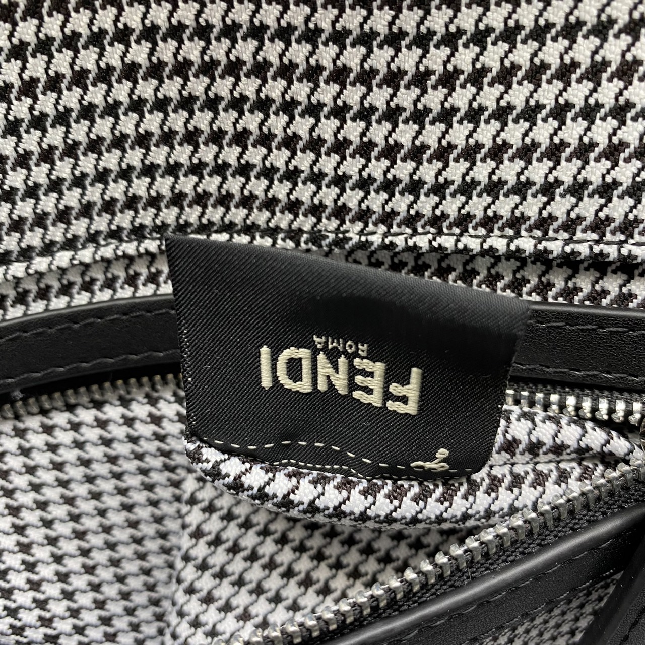 Fendi Baguette FF Tapestry Fabric Bag 26cm เกรดออริจินอล กระเป๋าทรง Baguette ลวดลาย FF สไตล์วินเทจ สามารถถือด้วยมือหรือสะพายไหล่หรือสะพายข้างด้วยที่จับหนังและสายสะพายไหล่ ทั้งสองแบบถอดออกได้ สวยหรู ใบนี้ไม่ควรพลาดค่า