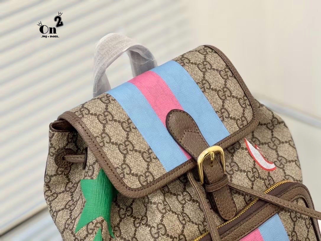 GUCCI Backpack with Interlocking G / GG Coated Canvas Backpack กระเป๋าเป้กุชชี่ใช้ได้ทั้งหญิงชาย ไม่ว่าจะวันธรรมดาหรือวันไปเที่ยว เพียงแค่สะพายกระเป๋าเป้ใบนี้ติดตัวไปด้วย ก็เพิ่มความมีสไตล์ให้กับตัวเองได้แล้ว ด้วยรูปทรงและลายตารางอันเป็นสัญลักษณ์ของแบรนด์