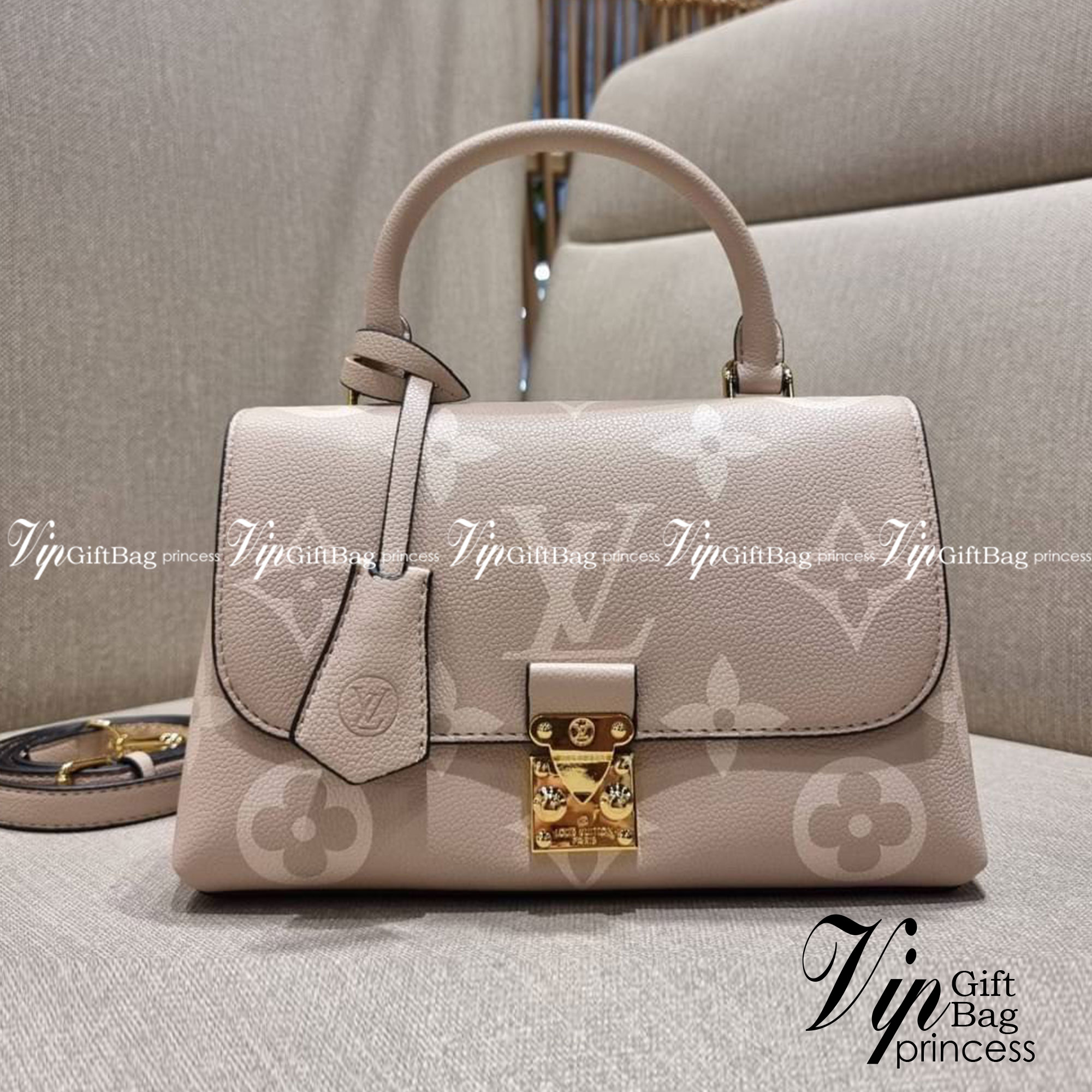 VIP 🥂 LV MADELEINE BAG ใหม่ล่าสุด อีกหนึ่งรุ่นคลาสสิคหายาก ที่สาวๆรอคอย กระเป๋าถือ/สะพายข้าง ดีไซน์เรียบง่าย แต่เต็มไปด้วยดีเทลความหรู วัสดุหนังวัวปั๊มลายเอกลักษณ์ เปิด‐ปิดด้วยอะไหล่กดล็อคสีทองหรู และมีพวงหนังห้อยพิเศษแถมมาให้ด้วย ภายในแบ่งสัดส่วน