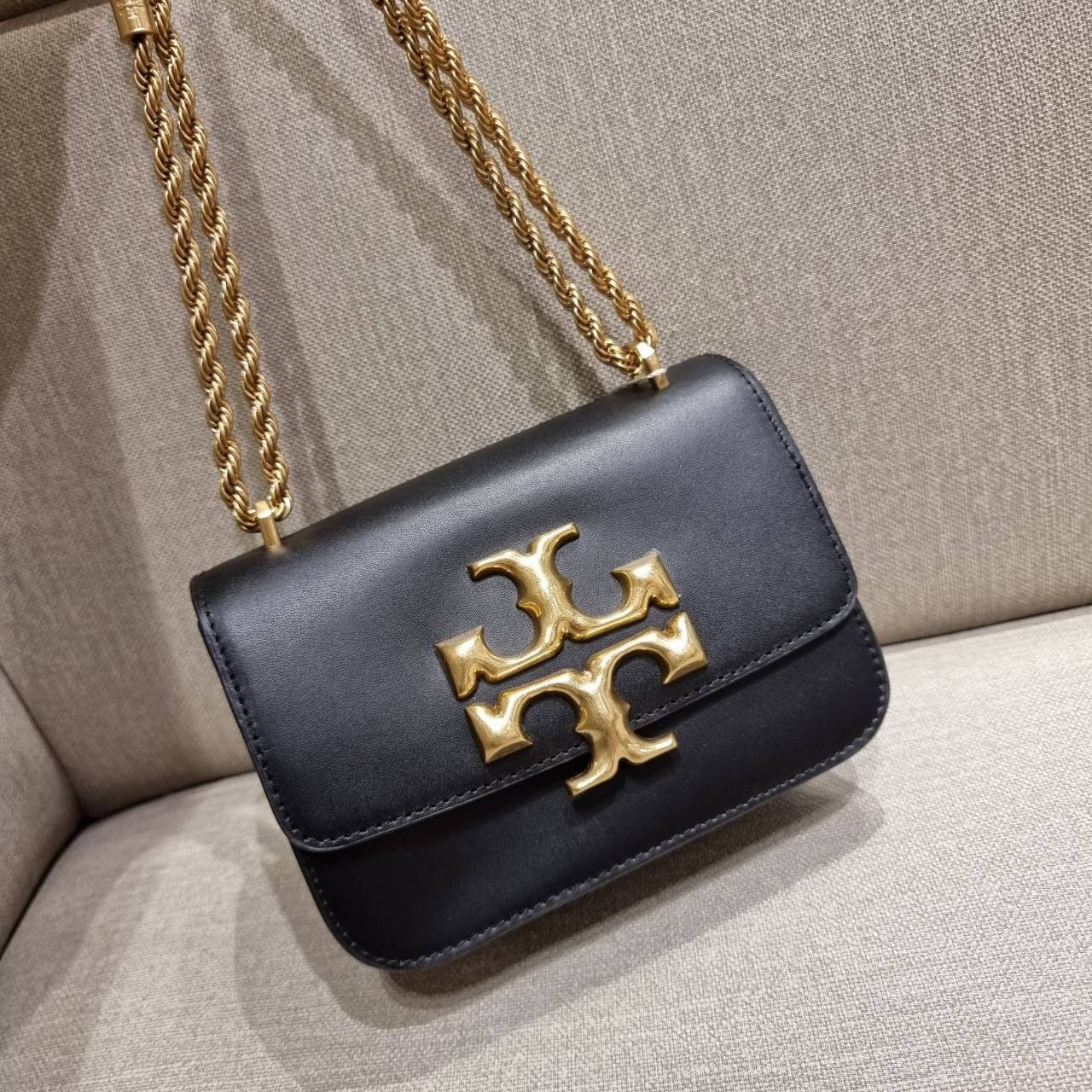TORY BURCH ELEANOR SMALL CONVERTIBLE SHOULDER BAG ฮอตไอเท็ม รุ่นนี้ขายดีขายหมด คัมแบค!! สวยหรู คุณหนู ผู้ดี!! หายากมากที่สุด!! กระเป๋าสะพายข้าง ดีไซน์อยู่ทรง ขนาดกำลังสะดวกใช้สำหรับสาว วัสดุหนังแท้เต็มใบ สีทูโทน เปิด-ปิดด้วยแถบแม่เหล็ก ภายในแบ่งสัดส่วนได้
