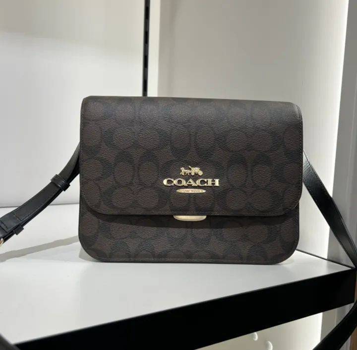 COACH BRYNN FLAP CROSSBODY IN SIGNATURE CANVAS (COACH C5633)🍁สวยหรู ทะลุ เกินเบอร์มาก//กระเป๋าสะพายข้าง หรือจะถือเป็นครัชก็เก๋แบบเลิศๆ>> มีสายยาวถอดได้ ปรับระดับได้ //วัสดุหนังแคนวาส ตกแต่งดีเทลหรูด้วยหนังแท้ และอะไหล่สีทอง งานสวย คมกริบ //เ