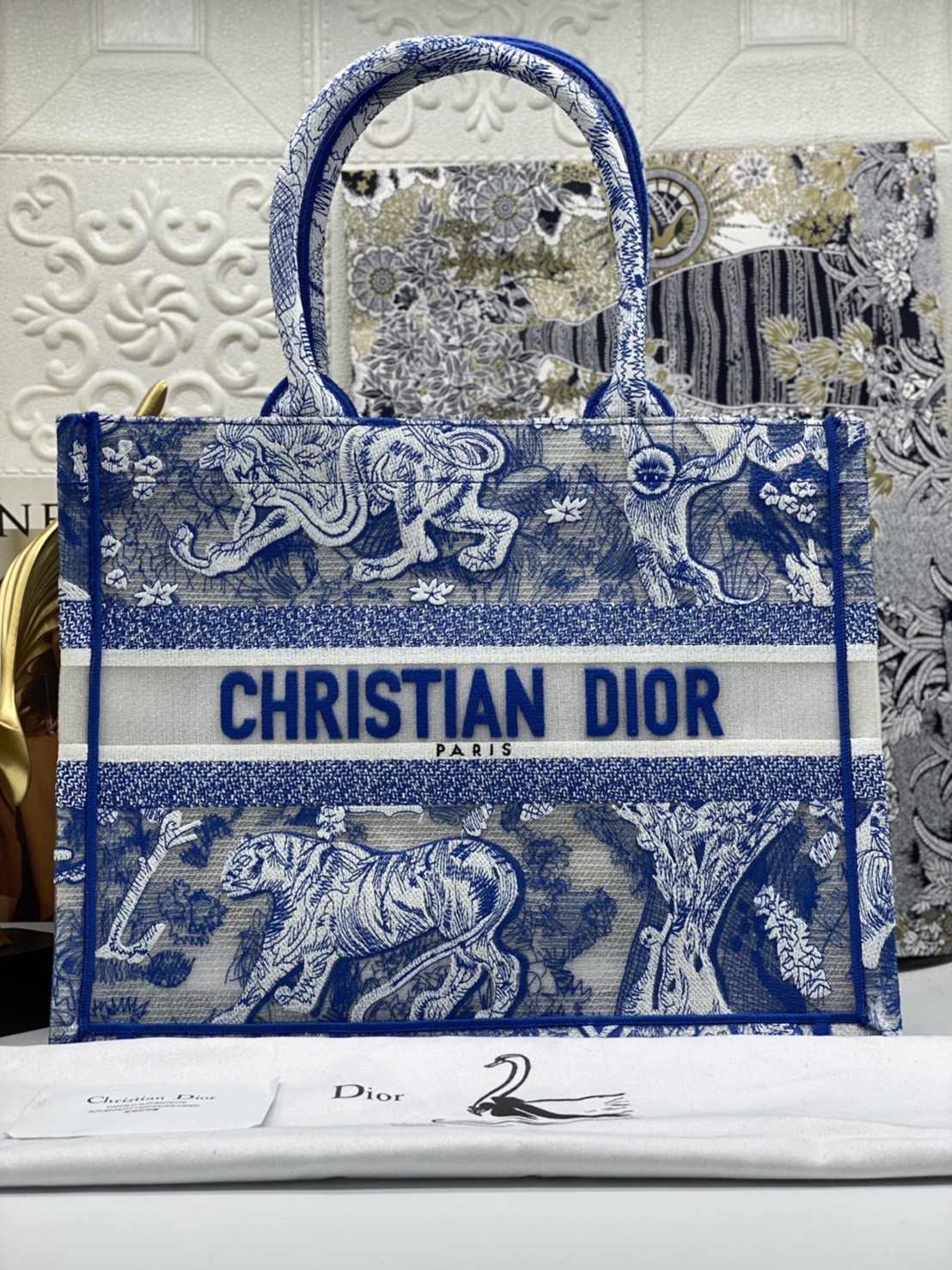 DIOR Book Tote Fluorescent Blue Toile de Jouy Reverse Embroidery เกรดออริจินอล ภาพสินค้าถ่ายจากงานขายจริงใช้งานต่างประเทศได้