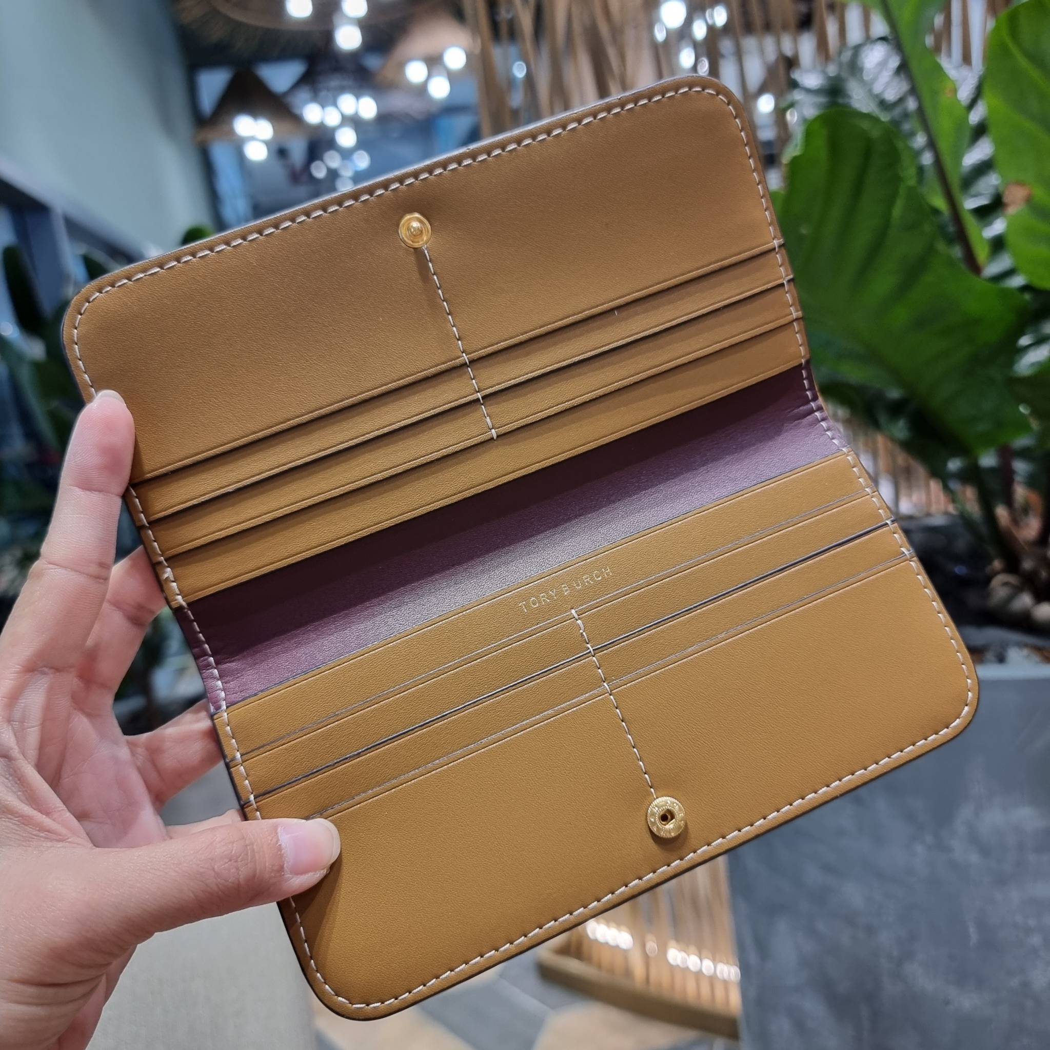 TORY BURCH T MONOGRAM JACQUARD SLIM WALLET ของดีมีให้ที่นี่แบบจัดเต็ม กระเป๋าสตางค์ใบยาว รุ่นสลิม สวยหรู ขนาดกำลังเหมาะมือ ถือแล้วขับผิว วัสดุผ้า jacquard ตัดสลับหนังแท้ ภายในสวยคมม้าก!! มีช่องใส่บัตรได้แบบเน้นๆ และช่องใส่ธนบัตรได้ ด้านหลังมีช่องซิปอีกหนึ