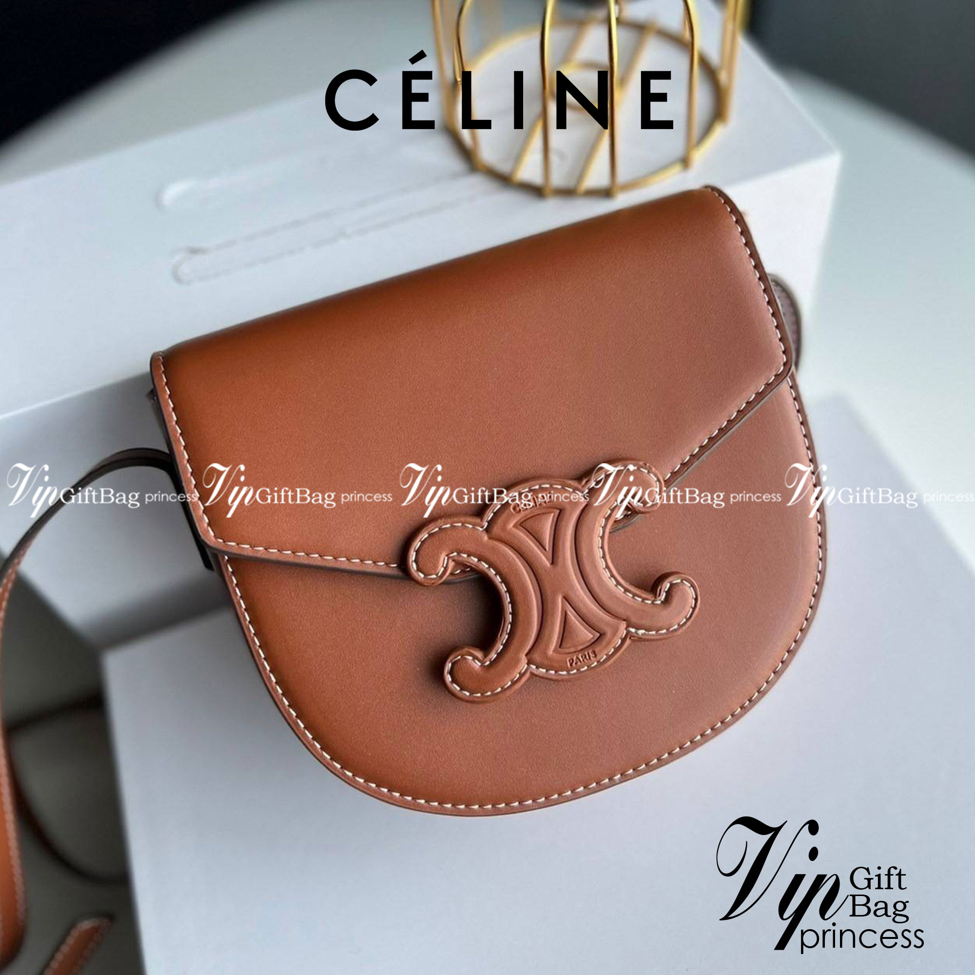 หนังแท้ CELINE BESACE cuir triomphe in Smooth calfskin / CELINE TRIOMPHE CLOSSBODY BAG หนังแท้ทั้งใบสวยหรู แบบใหม่ล่าสุด โลโก้หนังสมูทคลาสิก เหมาะกับสาวๆในวันที่อยากครอสบอดี้ชิลๆ ห้ามพลาดค่ะ!