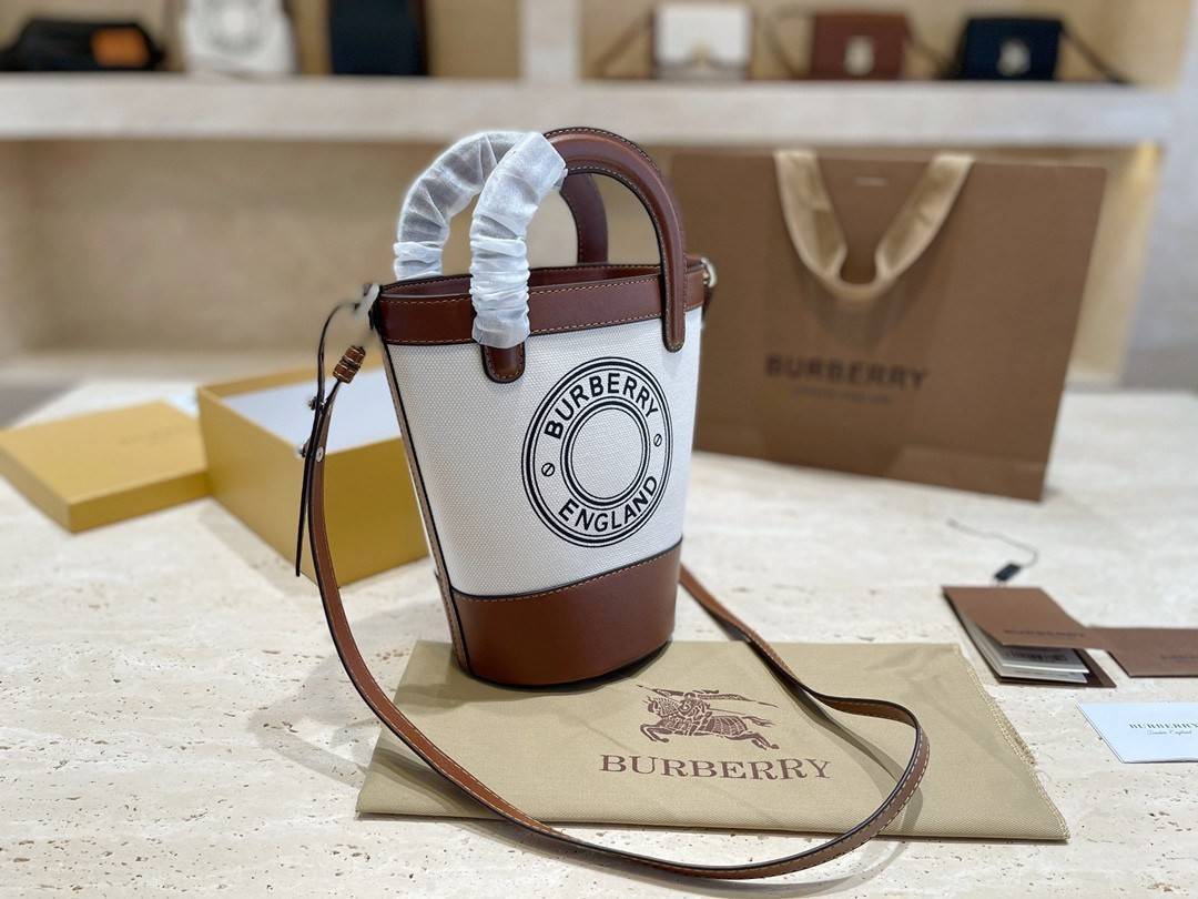 BURBERRY MINI CANVAS CROSSBODY BAG *งานหรูมาก 👑👑 สินค้าพรีเมียมกิ้ฟท์เคาเตอร์น้ำหอมต่างประเทศ กระเป๋าทรง CROSSBODY ใบขนาดกำลังดี *ผ้าแคนวาสคาดหนังวัวแท้ อะไหล่ทอง ปักโลโก้แบรนด์ด้านหน้า ด้านในเปิดปิดด้วยกระดุมคาด สามารถใส่กระเป๋าสตางค์สั้น