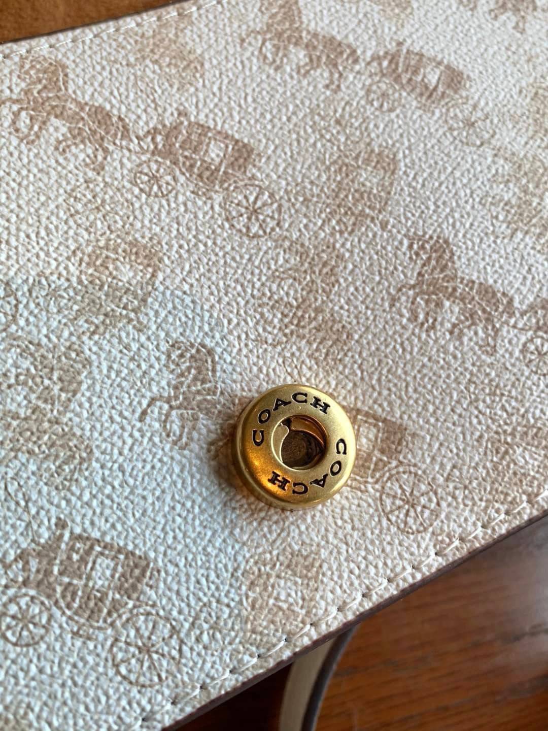 Coach Beat Crossbody Clutch In Signature Canvas With Horse And Carriage Print((6910//4760)) 🌈ได้ไปไม่ผิดหวังแน่นอนค่ะ! กระเป๋าหิ้วได้//คลัทออกงานได้//สะพายครอสบอดี้ร์ได้ สุดคุ้ม! หนังแท้อย่างดี smooth leather ค่ะ