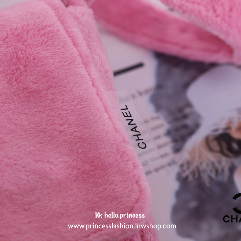 Chanel Beaute Crossbody Bag กระเป๋าสะพาย VIP GIFT ของแท้ จาก Chanel Cosmetic แท้💯 วัสดุขนวูลหนานุ่ม ตัดโลโก้แบรนด์หนังสีขาวสวยโดดเด่น น้ำหนักเบา เปิดปิดด้วยฝาปิดกระดุมแม่เหล็ก ใบใหญ่กำลังดี ใส่ iPad, กระเป๋าสตางค์ใบยาว, และของจุกจิกได้เยอะ มาพร้อม