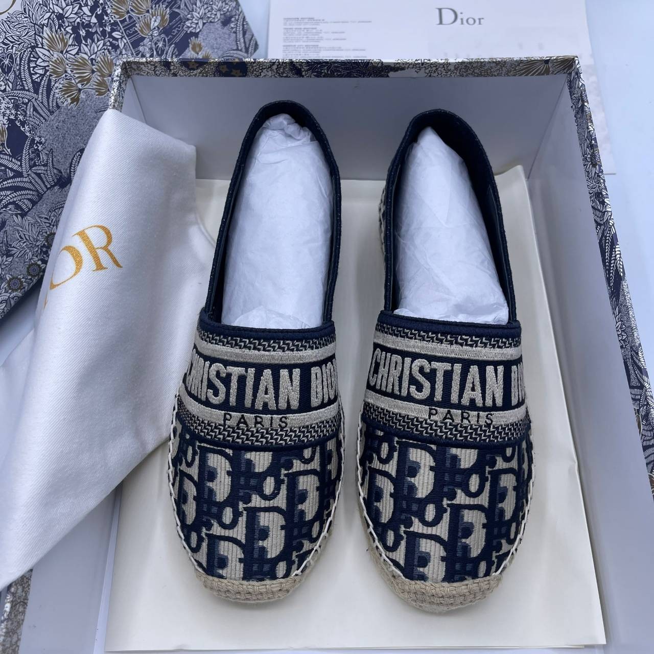 DIOR GRANVILLE ESPADRILLE Oblique Embroidered Cotton รองเท้าที่เป็นเอกลักษณ์ ที่สุดแห่งความหรูหราที่ใช้งานได้ทุกวัน ตัดเย็บจากผ้าฝ้ายปักลาย ประดับด้วยรายละเอียดสวยงาม งานเกรดออริจินอล 1:1 เหมือนที่สุด ภาพสินค้าถ่ายจากงานขายจริง ไม่โป๊ะแตกแน่นอนค่า