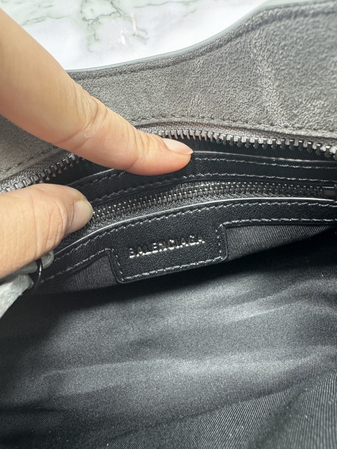 ORI หนังแท้ | Balenciaga Le City suede bag กระเป๋าถือ/สะพายข้างดีไซน์โดดเด่นสวยเท่ล้ำสมัย ใหม่ล่าสุดงานหนังกลับที่สุดแห่งความไอคอนิกไม่เหมือนใคร มีกิมมิคและลูกเล่นแพรวพราว