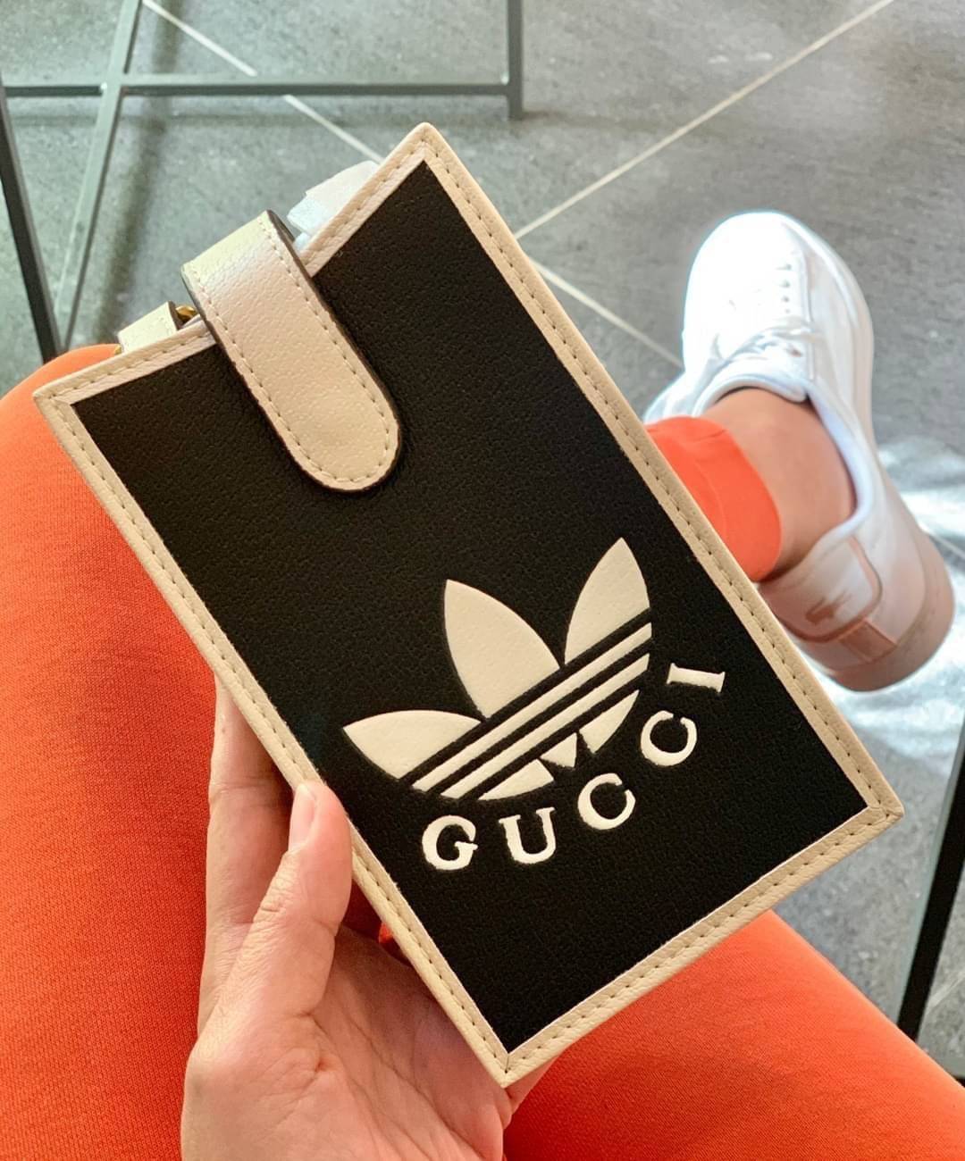 adidas x Gucci phone case ไม่มีได้ยังไง หนุ่มๆสาวๆต้องมีติดตัวค่ะ กระเป๋าใส่มือถือ มีโลโก้แบรนด์แบบนูนอันเป็นสัญลักษณ์ของคอลเลคชั่นนี้เลยค่ะ