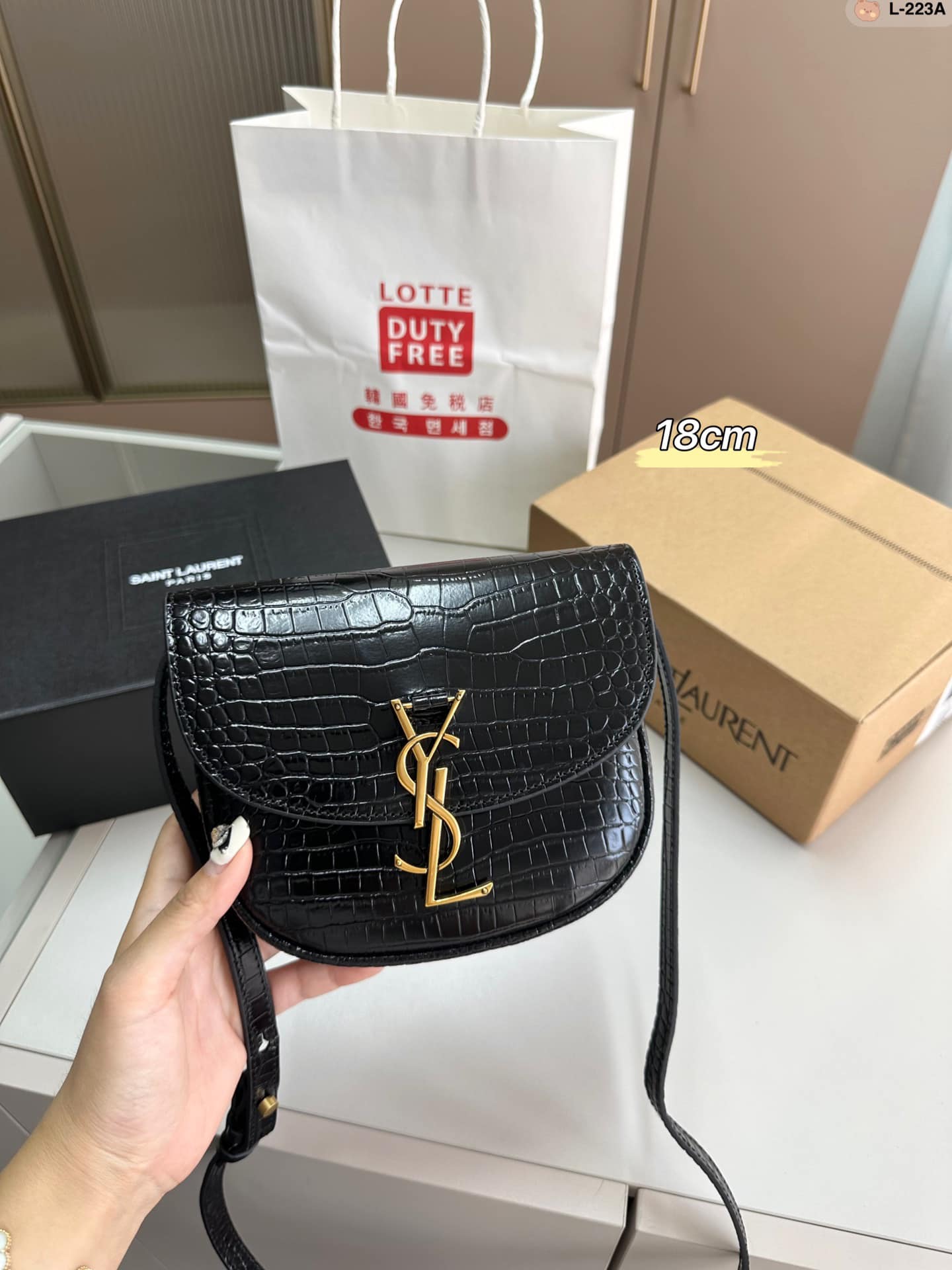 YSL KAIA SMALL SATCHEL IN SHINY CROCODILE LEATHER กระเป๋าสะพายไอเท็มขึ้นแท่น โลโก้โดดเด่น the best seller!! ลิมิเต็ดด้วยหนังลายจระเข้ ดีเทลดูแพงด้วยอะไหล่ตัวล็อคสีทองสวยหรู