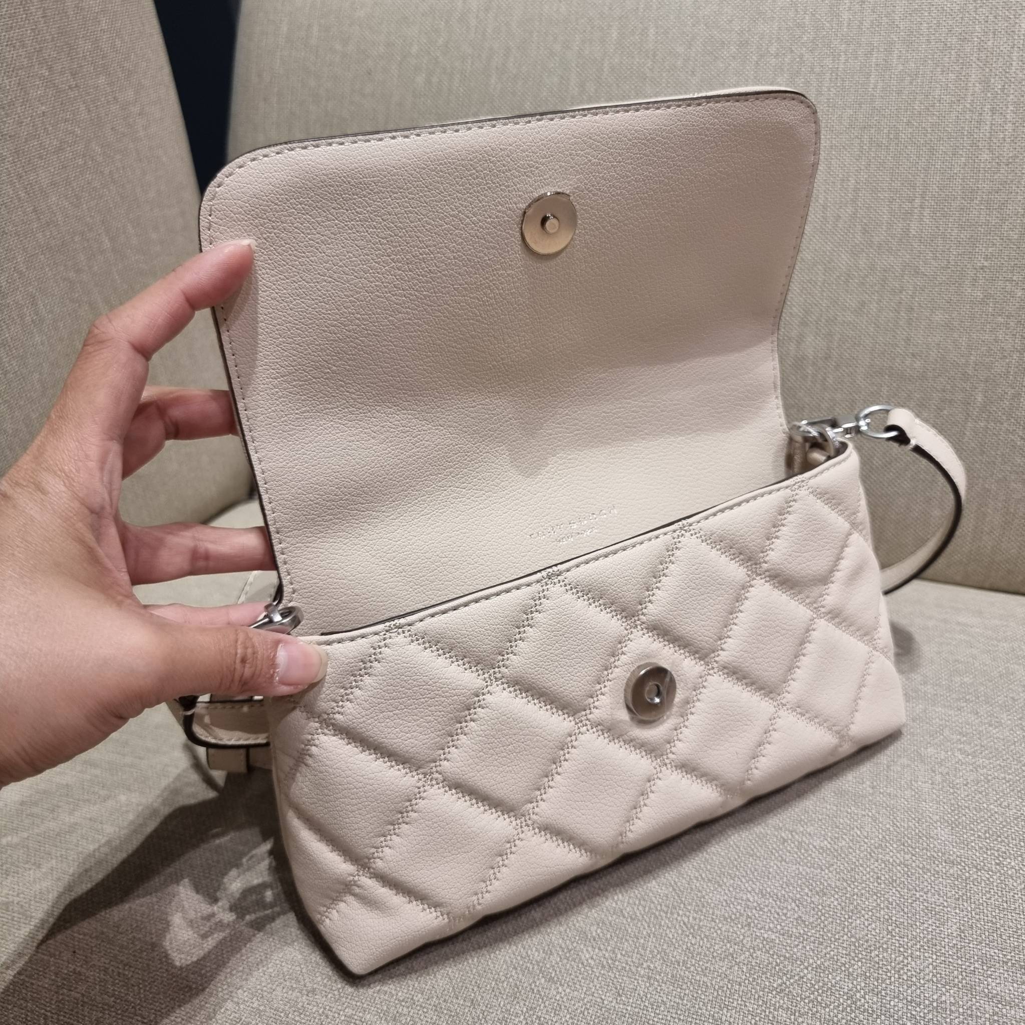TORY BURCH WILLA MINI SHOULDER BAG ใหม่ล่าสุด พร้อมเสิร์ฟไม่ต้องรอพรีฯ กระเป๋าสะพายดีไซน์เลิศ ทรงสวย กะทัดรัด สะพายคล่องตัว ดีไซน์บุนวม เส้นคมสวยหรู