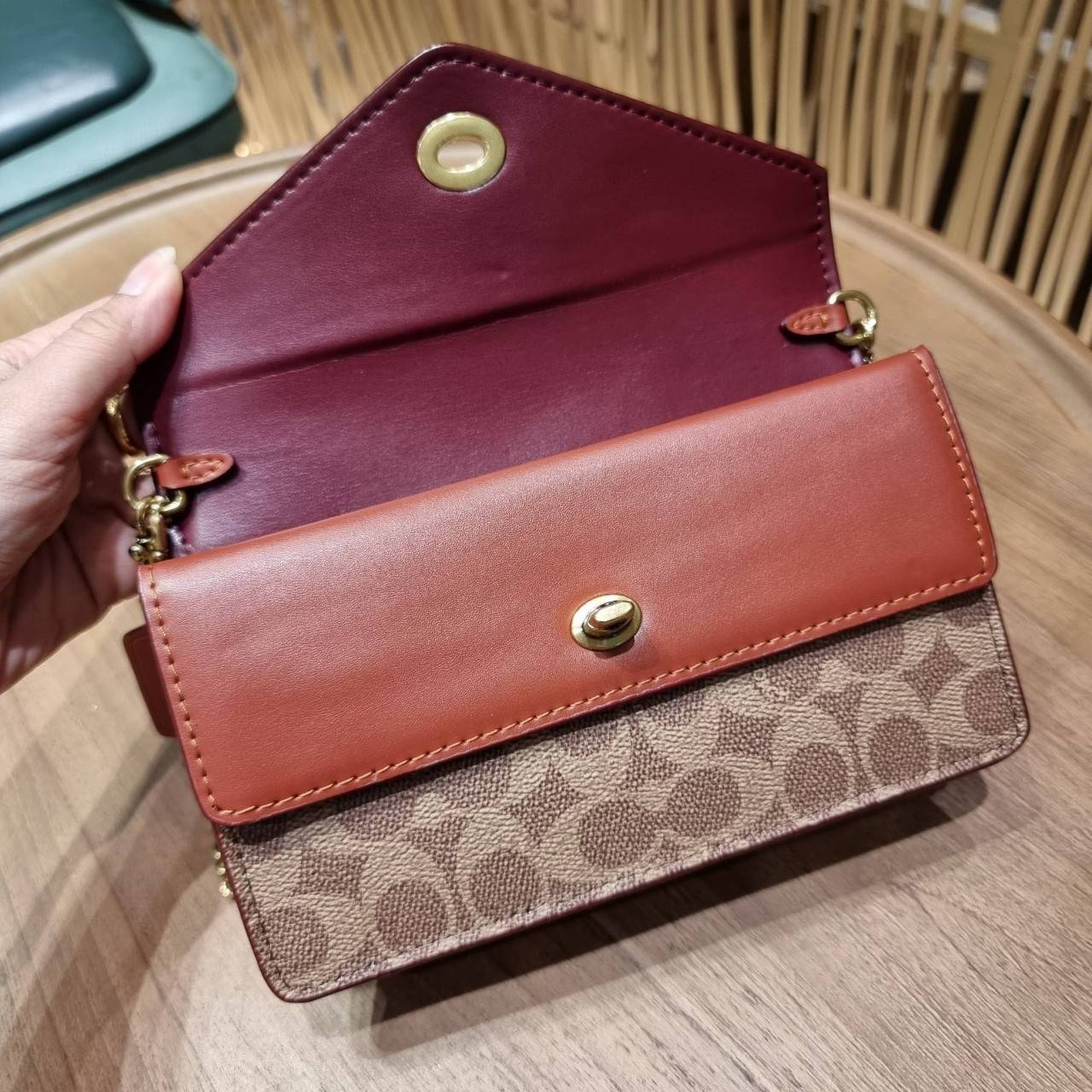 COACH C0838 ASTER CROSSBODY IN SIGNATURE CANVAS คอลเลคชั่นใหม่ล่าสุด กระเป๋าสะพายสวยอยู่ทรง ดีไซน์ไม่ซ้ำใคร จะสายคุณหนู สายถ่ายรูป ได้ใบนี้ไปยังไงก็ปังเว่อร์!! วัสดุหนังแคนวาสเคลือบลายสลับหนังแท้ เปิด-ปิดด้วยตัวบิดล็อค ชั้นในมีฝากระดุมปิดช่องย่อยอีกช่อง แ