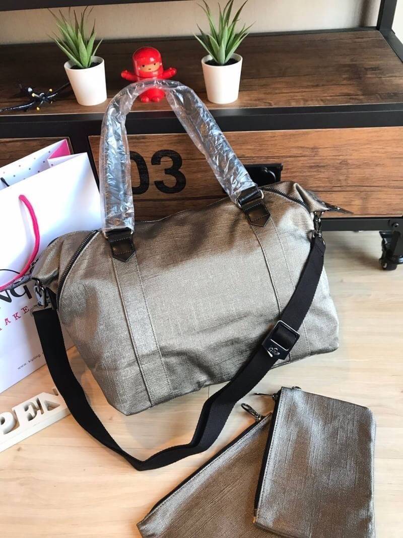 KIPLING ART ORGANISED Metallic Tote Bag with Laptop Compartment กับอีกหนึ่งคอลเลคชั่นของ GO MONDAY collection วัสดุ synthetic (structured, coated) กระเป๋าถือหรือสะพายที่ภายในมีช่องแยกเป็นสัดส่วน ตรงกลางมีช่องใส่ Laptop มีเบาะหุ้มหนาโดยเฉพาะ มีช่องใส่ขวดน้