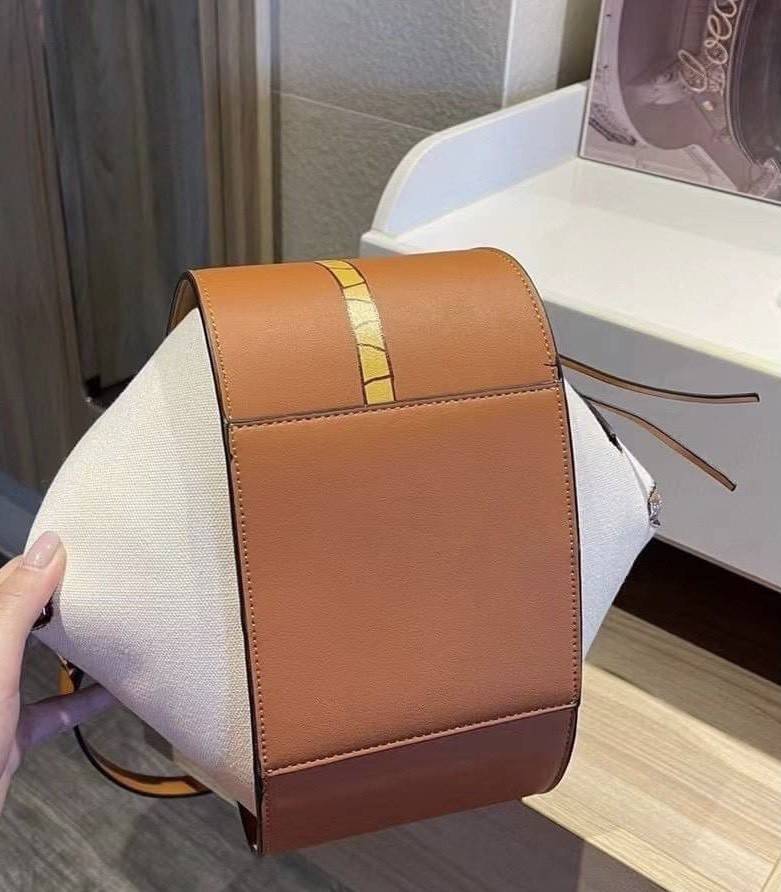 Loewe Hammock Bag / Loewe Small Hammock Tan Ken Price La Palme Edition / กระเป๋าสไตล์แคชชวล พิมพ์ลายต้นปาล์ม