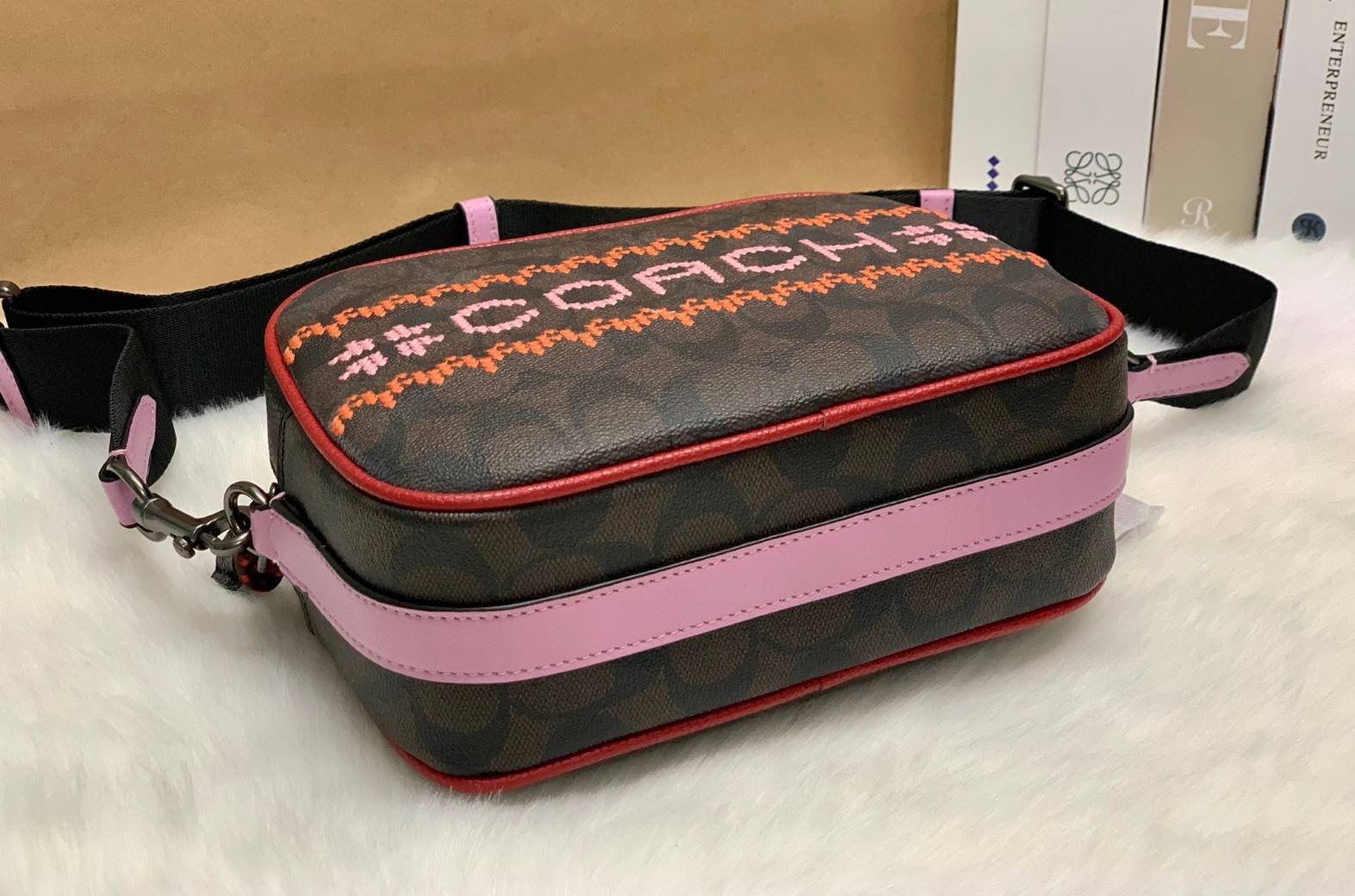 COACH DEMPSEY CAMERA BAG IN SIGNATURE ((C1541)) กระเป๋าทรงกล้องขนาดกระทัดรัด หนังแท้สวยงาม น่าใช้ค่ะ ด้านหน้าเป็นงานปักโลโก้+ลายกัวใจต่อๆกัน ได้สวยงาม เปิดปิดกระเป๋าแบบซิป ภายในสามารถใส่กระเป๋าเงินใบกลางได้;มือถือได้ทุกรุ่น;ของจุกจิกอื่นๆได้พอประมานเลยนะค