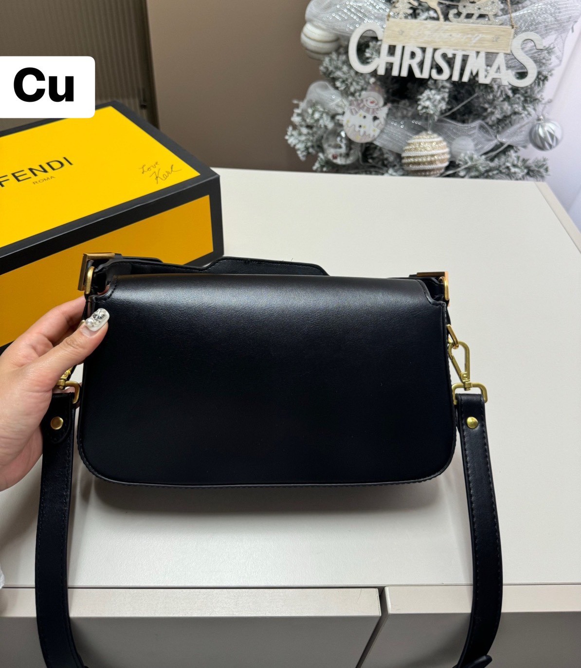 FENDI Baguette Leather Bag กระเป๋าสะพายทรงแบคเกตต์ หนังเรียบสวย อีกหนึ่งรุ่นใหม่ ปังไม่ไหวจ้าแม่!! เรียบหรูและคลาสสิคในตัว มาพร้อมสาย 2 แบบ สำหรับคล้องแขน และสายครอสบอดี้