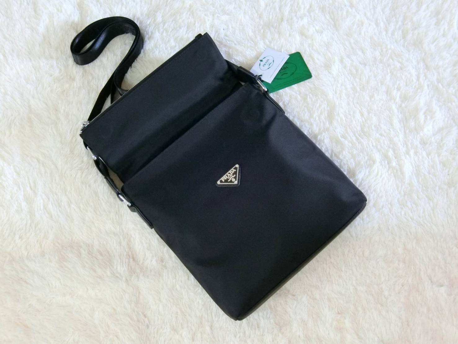 Prada messenger bag Limited edition กระเป๋าอเนกประสงค์ วัสดุ Nylon ขนาดกำลังดี ตัวกระเป๋าน้ำหนักเบา ด้านหน้ามีช่องซิป เป็นฝากระเป๋า เปิด/ปิดด้วยแม่เหล็กดูด ด้านในโล่งกว้าง ใส่ iPad มีช่องซิป 1 ช่อง และช่องใส่ของจุกจิก ด้านหลัง มีช่องซิปอีก1ช่อง อะไหล่สีเง