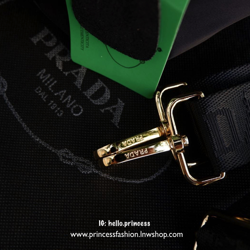 PRADA NYLON MINI TOTE BAG กระเป๋าสะพายขนาดมินิทรง TOTE พรีเมี่ยมกิ้ฟจากเคาน์เตอร์ต่างประเทศรุ่น Limited edition ที่ฮอตสุดๆในขณะนี้ วัสดุเป็น Nylon ตามแบบฉบับของแบรนด์ ขนาดมินิกำลังดี น้ำหนักเบา ด้านหน้าเป็นลายหมีปั๊กกลิ้ตเตอร์โลโก้แบรนด์อะไหล่ทองหรู ภายใน