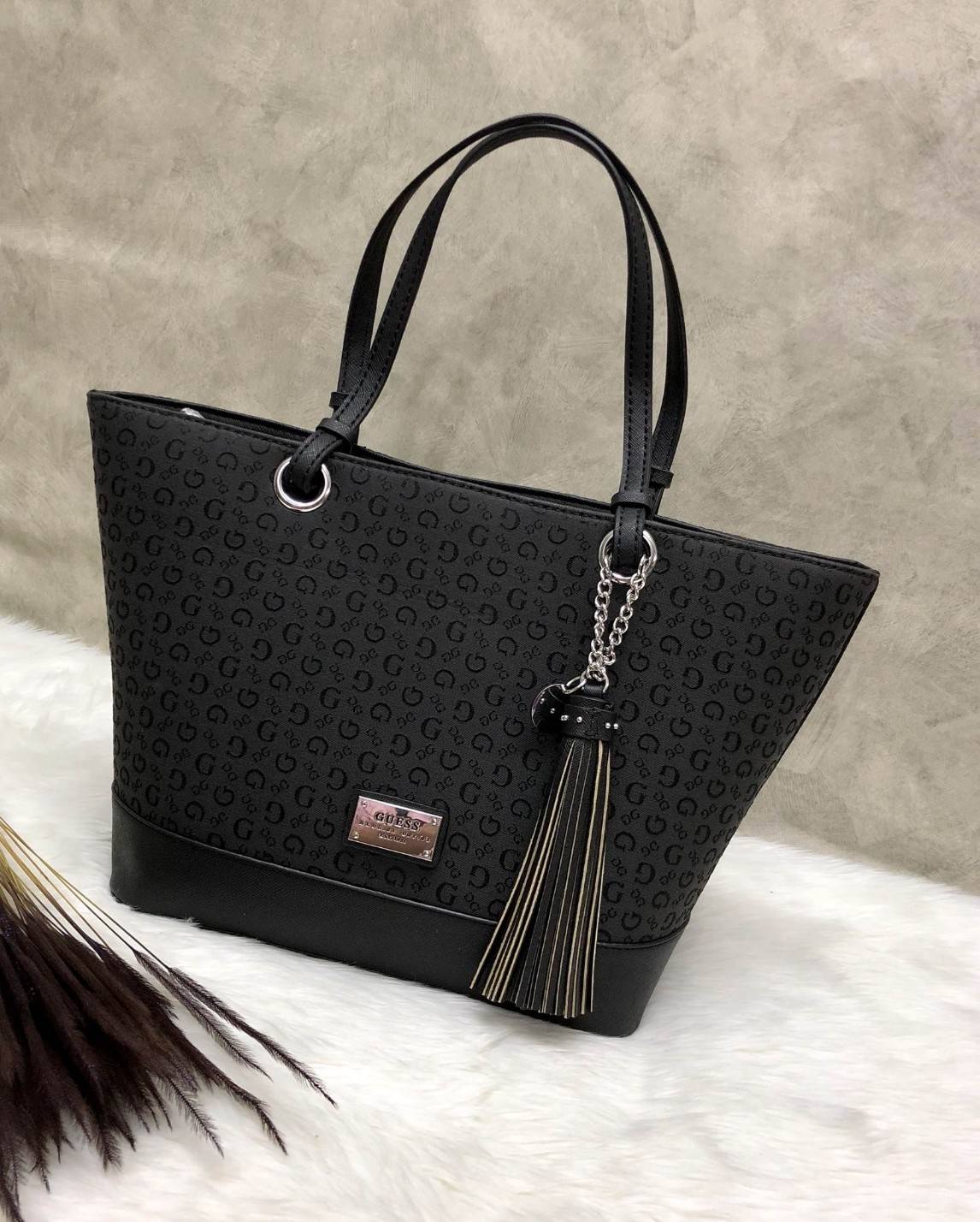 New !!! GUESS HANDBAG SHOULDER BAG พร้อมส่ง สินค้าเข้าใหม่ค่ะ!!!กระเป๋าถือและสะพายไหล่ วัสดุผ้าปักลาย G ทั้งใบค่ะ ด้านหน้าติดโลโก้แบรนด์หรู พร้อมห้อยพวงหนังยาวลงมาบอกเลยสวยมากๆค่ะเปิดปิดกระเป๋าแบบซิป กระเป๋าซับในลายแบรนด์ ภายในกระเป๋าแบ่งเป็นสองช่องใหญ่ใส