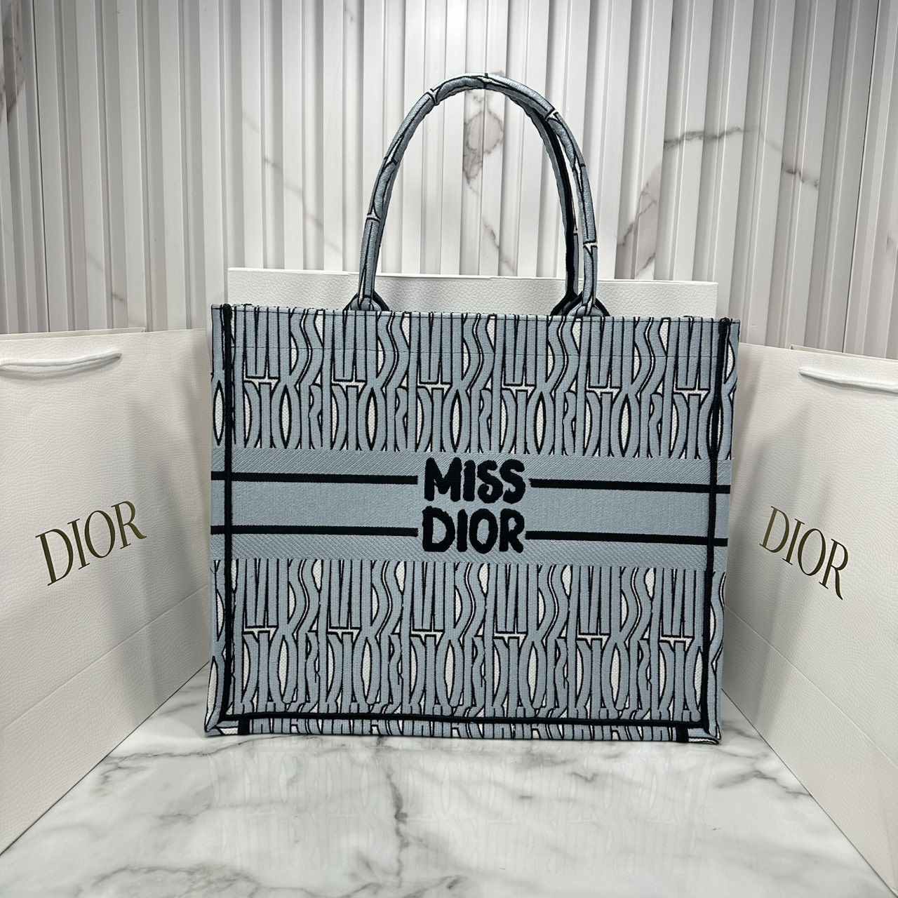 ORI หนังแท้ | Dior Miss Dior Allover Book Tote Handbag 16" กระเป๋าทรงโท้ทคอลใหม่ ดีไซน์ลวดลายกราฟฟิกสวยงามและหรูหราโดดเด่นไม่เหมือนใคร