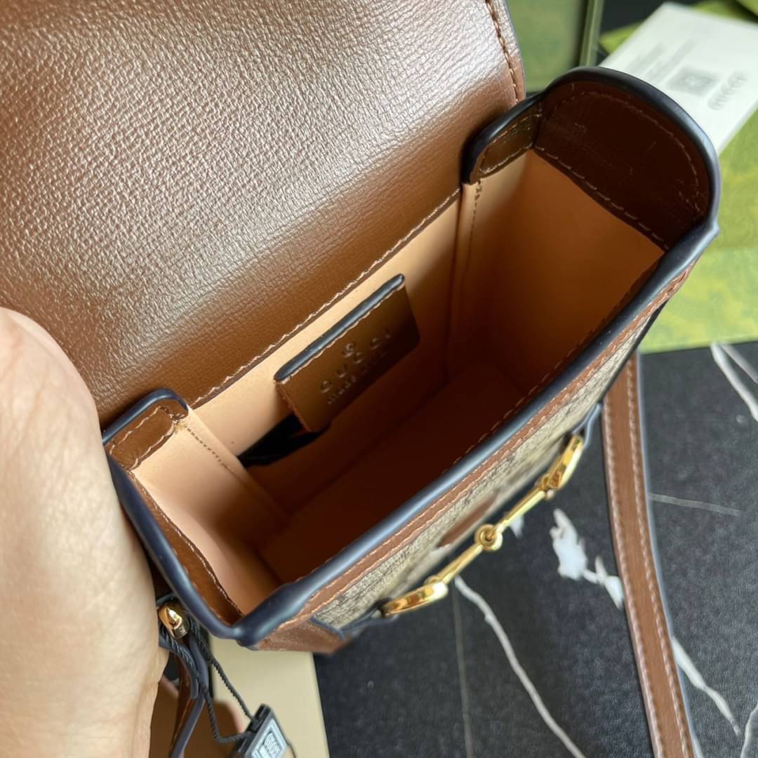 หนังแท้ GUCCI Horsebit phone bag กระเป๋าสะพาย กระเป๋าใส่โทรศัพท์สุดคลาสสิก หนังวัวแท้สีน้ำตาล อะไหล่สวย ดีไซต์สัญลักษณ์วงแหวนตามแบบฉบับ GUCCI มาพร้อมกล่องแบรนด์และสายสะพายยาวที่สามารถปรับระดับได้ พร้อมส่งให้สะพาย สวยๆ กันแล้ววันนี้ ใบนี้ must have..ค่ะ.!!