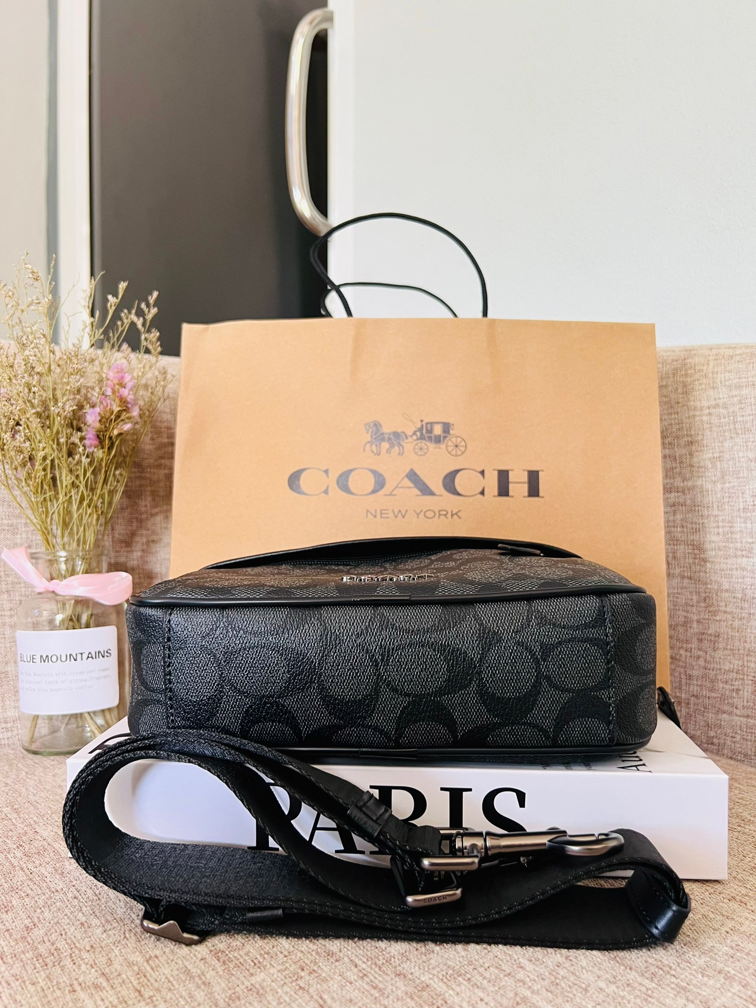 COACH GRAHAM CROSSBODY IN SIGNATURE CANVAS F50715 ผ้าใบเคลือบซิกเนเจอร์พร้อมรายละเอียดหนังลูกวัวที่ผ่านการกลั่น| ภายในกระเป๋ามัลติฟังก์ชั่น| ปิดซิป ซับในผ้า| ด้านนอกมีซิปและกระเป๋าสลิป| สายสะพายถอดได้ 53" สำหรับสะพายไหล่หรือ crossbody