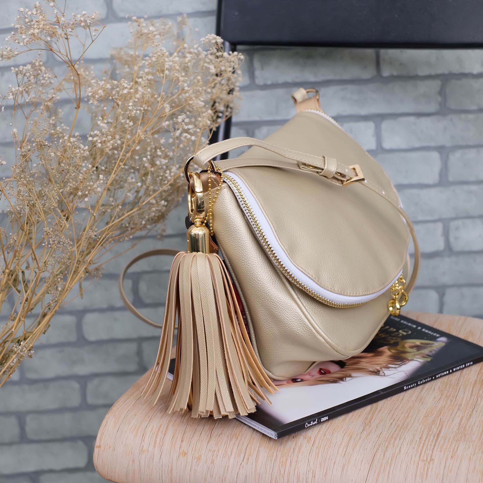 New Arrival! แบบมาใหม่ สวยๆ รับปีไก่ทองกันค่า วันนี้ทางร้าน ได้ รุ่น Limited edition จาก แบรนด์ KEEP -shoulder bag with key chain สี Light Gold มาคะ ใบนี้ แม่ค้า เฟริมว่า สวยเกินคำบรรยาย ค๊า