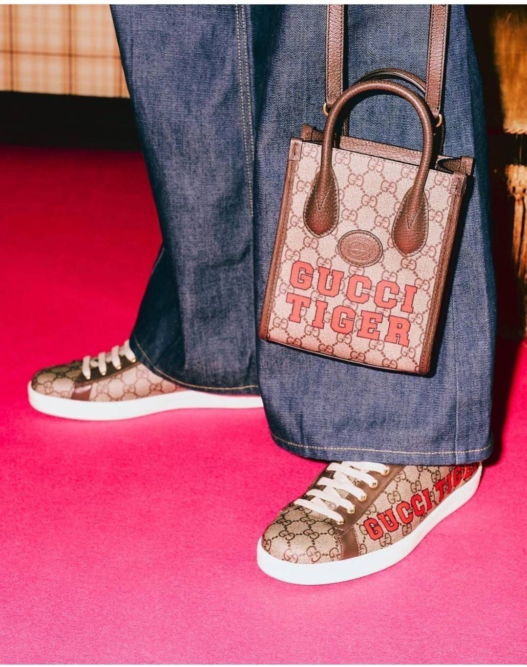 GUCCI Tiger GG mini tote bag ไซส์มินิ ร้อนแรงไฟลุก!! ต้อนรับปีเสืออย่างเป็นทางการ จัดให้แบบเลิศๆ กับกระเป๋าทรงโท้ท วีไอพีพรีเมี่ยมกิ๊ฟ ไซส์มินิ โดดเด่นด้วยฟอนท์ตัวใหญ่ สวยเอกลักษณ์ วัสดุหนังแคนวาสตัดขอบด้วยหนังแท้ ภายในเป็นช่องโล่ง ใส่ของจุกจิกได้ ใส่โทรศ