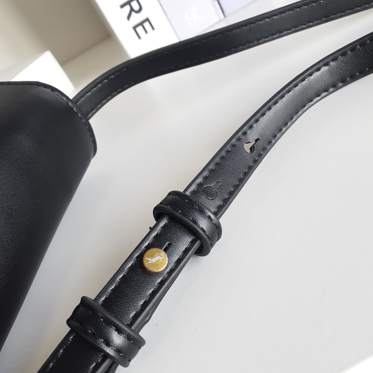 YVES SAINT LAURENT YSL BAG VIP GIFT WITH PURCHASE (GWP) พรีเมี่ยมกิ้ฟ Limited Edition จาก YSL DUTY FREE COUNTER ทรงสี่เหลี่ยมหนังสวยหรูอยู่ทรงเปิดปิดด้วยฝาปิดโลโก้แบรนด์อะไหล่ทองวินเทจ ภายในโล่งมีช่องหลัก และช่องใส่บัตรสามารถใส่มือถือของใช้จุกจิกได้เยอะ ส