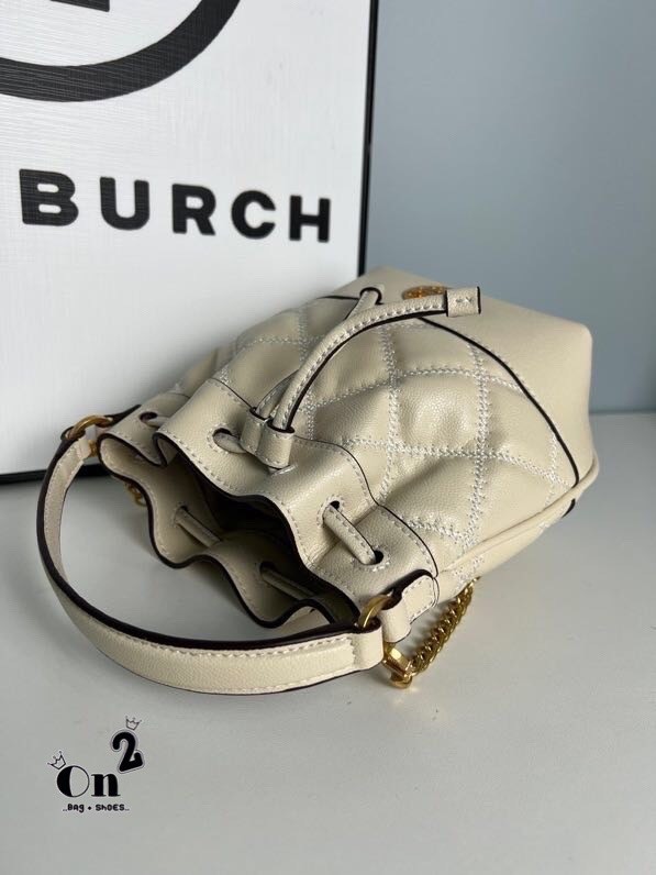 TORY BURCH WILLA MINI BUCKET BAG สุดปัง กระเป๋าสะพายทรงบัคเก็ต สวยผู้ดี โดดเด่นด้วยโลโก้สีทองดูหรู อัพลุคผู้ดี๊ผู้ดี วัสดุหนังแท้ ดีไซน์บุนวม เส้นคมดีเทลหรู เปิด-ปิดหนังรูดปากกระเป๋า มีหูหิ้วในตัว คล้องแขนเก๋ๆ ภายในเป็นช่องโล่ง มีช่องย่อย ใส่ของสำคัญจุกจิ