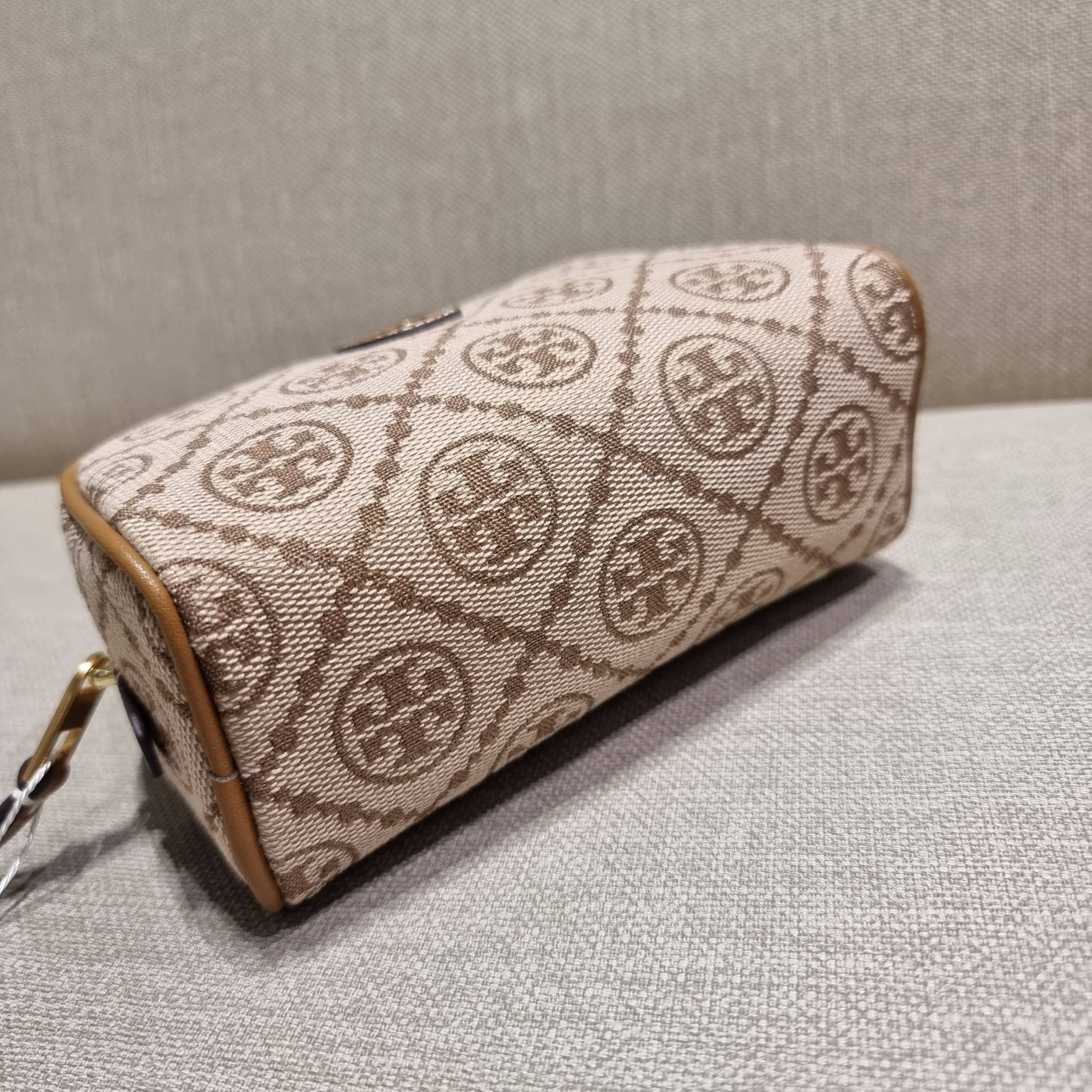 TORY BURCH T MONOGRAM JACQUARD MINI COSMETIC CASE ใหม่ล่าสุด กับกระเป๋าเอนกประสงค์ ที่ไม่ว่าจะไว้ใส่เครื่องสำอางค์ หรือจะไว้พกจำเป็นเช่น เงิน หรือกุญแจต่างๆ น้องใบนี้จัดให้ได้หมด สวยหรู ขนาดเหมาะมือ ถือแล้วขับผิว วัสดุผ้า jacquard รูดเปิด-ปิดด้วยซิป ภายใน