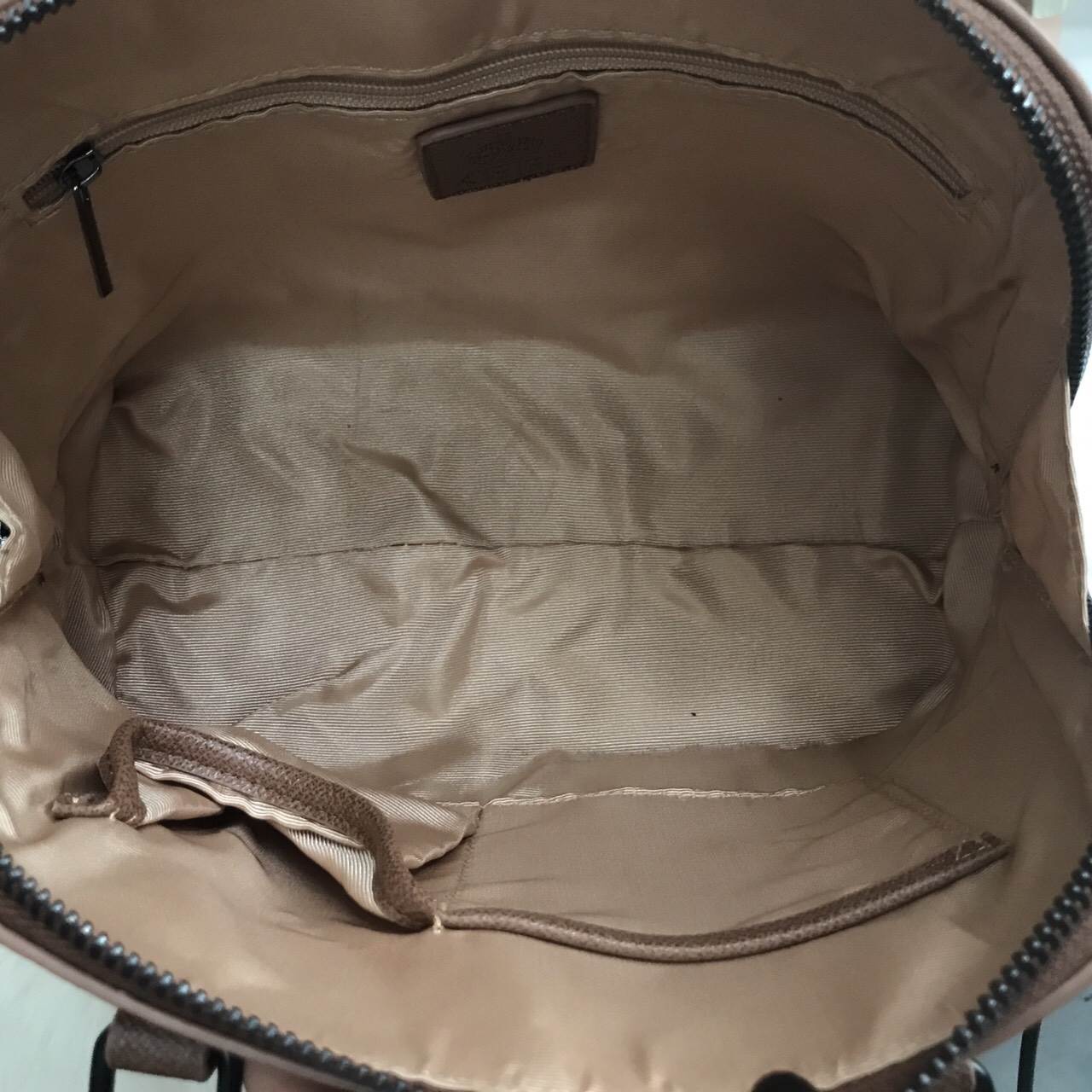 ซูมๆ ใกล้ๆ กันเลย กับ New collection KEEP ' Taylor ' ทำ size ใหม่ (9.5") อยากแนะนำมาก อยู่ระหว่าง มินิ กะ คลาสสิค ขนาด ดี๊-ดี ไม่เล็กไม่ใหญ่ไป แถม!! ดีไซน์รุ่นนี้ เป็นอะไหล่ดำ แต่งกะ look casual style ได้แมตช์ม๊ากกกก มี 3 สี Earth tone ให้เ